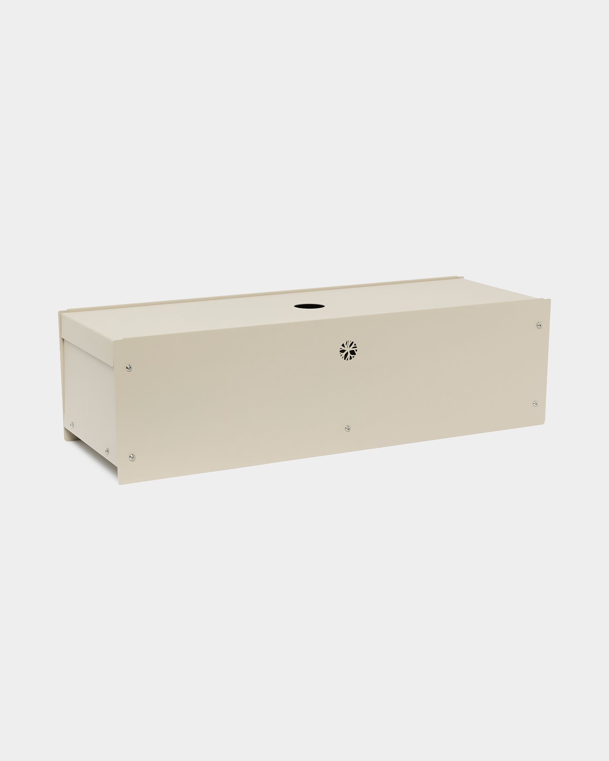 The Nell | Metal Box / BM2 fra WoodUpp, en rektangulær pulverlakkert steel-boks i beige med et sirkelformet hull og ventil, tilbehør til Akupanel, på hvit bakgrunn.