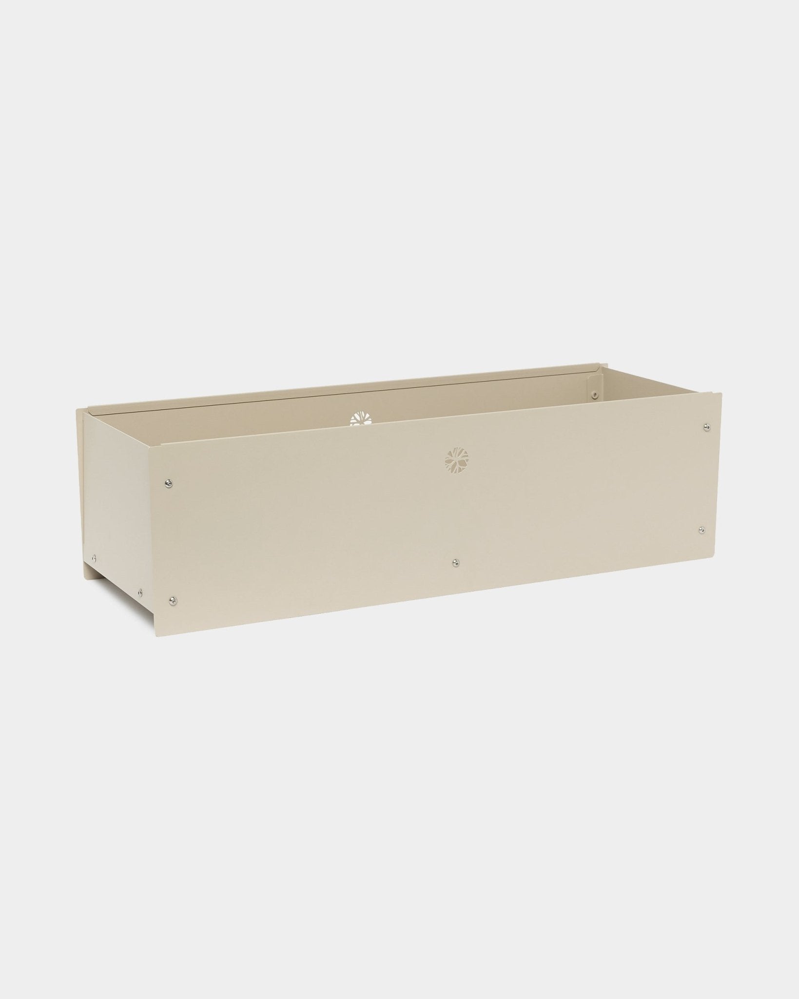 Nell | Metal Box / BM2 i beige fra WoodUpp: plantekasse i beige, pulverlakkert steel, med small sidehull, mot en enkel hvit bakgrunn.