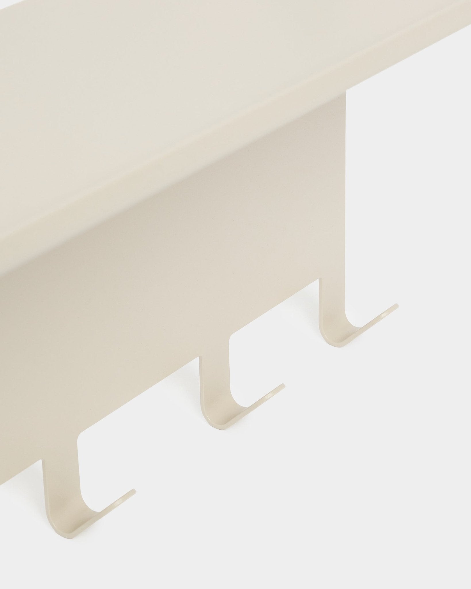 Nell | knaggrekke / BM1 fra WoodUpp, beige pulverlakkert steel, 63,5 x 24 cm med tre nedovervendte kroker. Vist på en ren hvit bakgrunn.