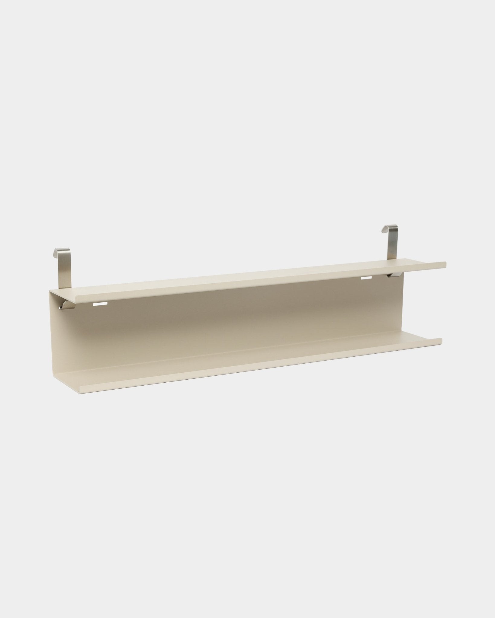 WoodUpp Double Metal Shelf BM1 i beige, 63,5 cm, pulverlakkert steel med to braketter og åpen bunn for fleksibel oppbevaring på akustikkpaneler.