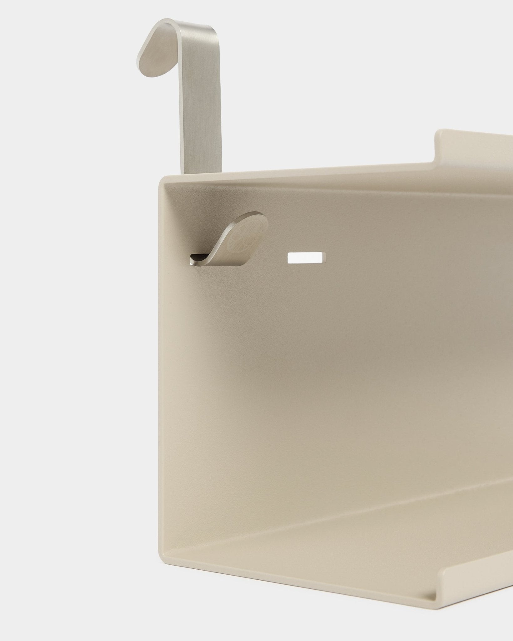 Nærbilde av WoodUpp Nell Double Metal Shelf BM1 i beige (63,5 cm), med to sølvfargede kroker, vist mot en hvit bakgrunn.