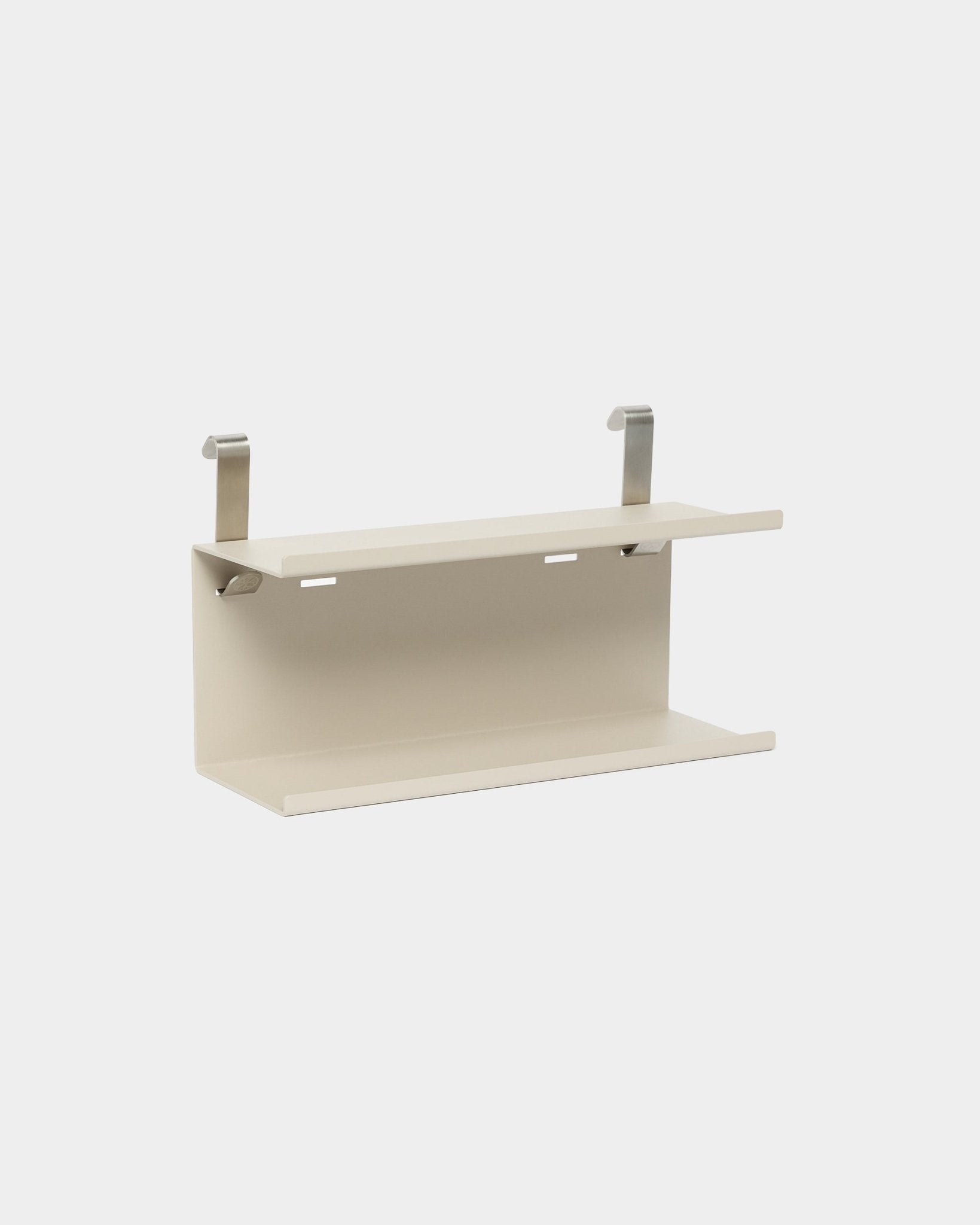 Beige WoodUpp Double Metal Shelf BM1, 31,7 cm, med sølvfargede braketter; et kompakt oppbevaringstilbehør laget for bruk med Akupanel akustikkpaneler.