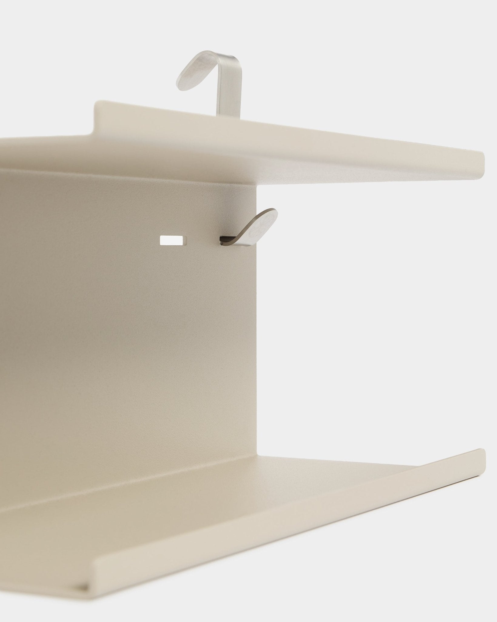 WoodUpp Create Double Metal Shelf BM1 i beige, 31,7 cm, med to sølvfargede kroker og design i to nivåer, vist mot hvit bakgrunn.
