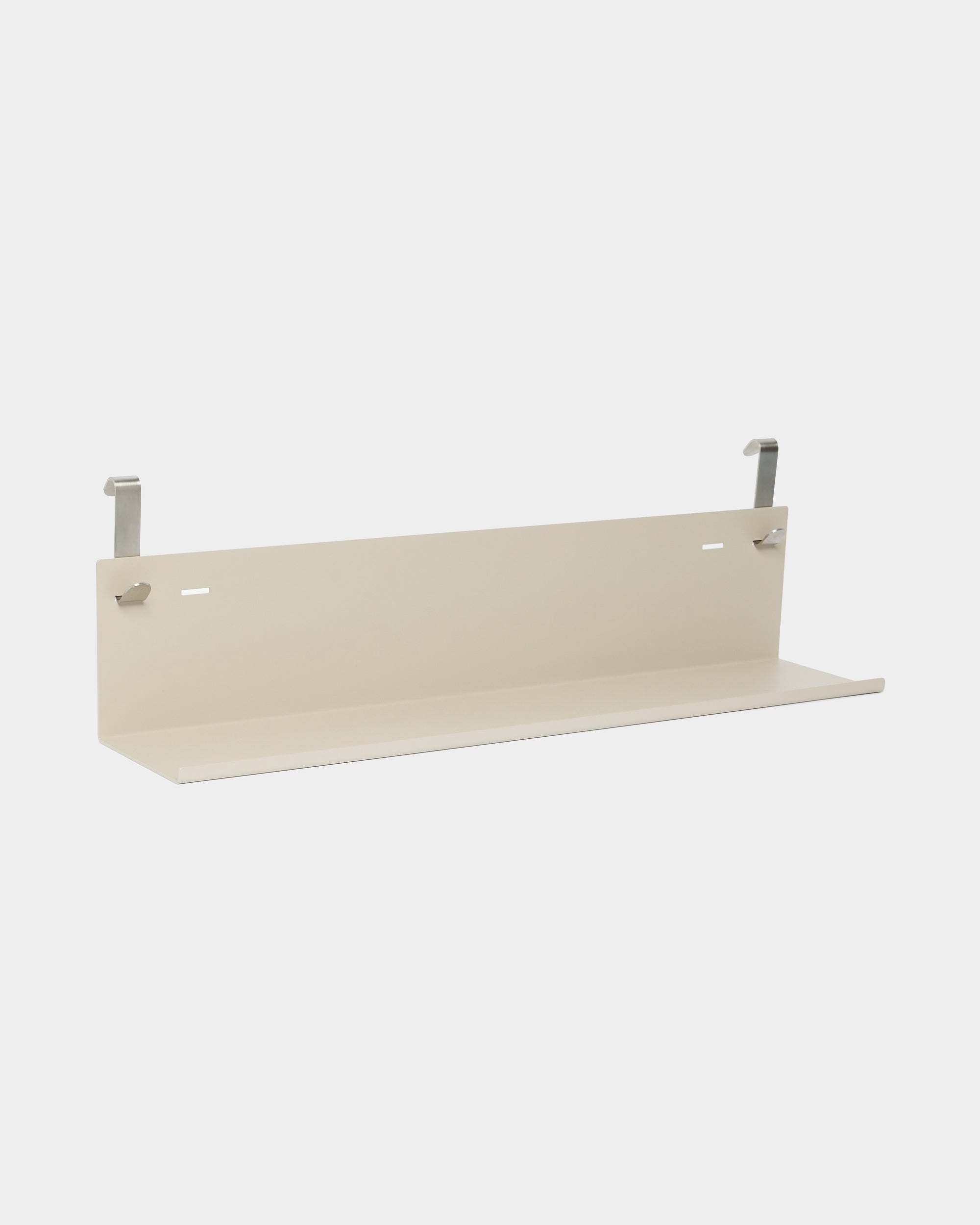 WoodUpp Nell-metallhylle BM1 i beige, 63 x 13,4 cm, flat base med to metallbraketter, pulverlakkert steel, vist mot en enkel hvit bakgrunn.