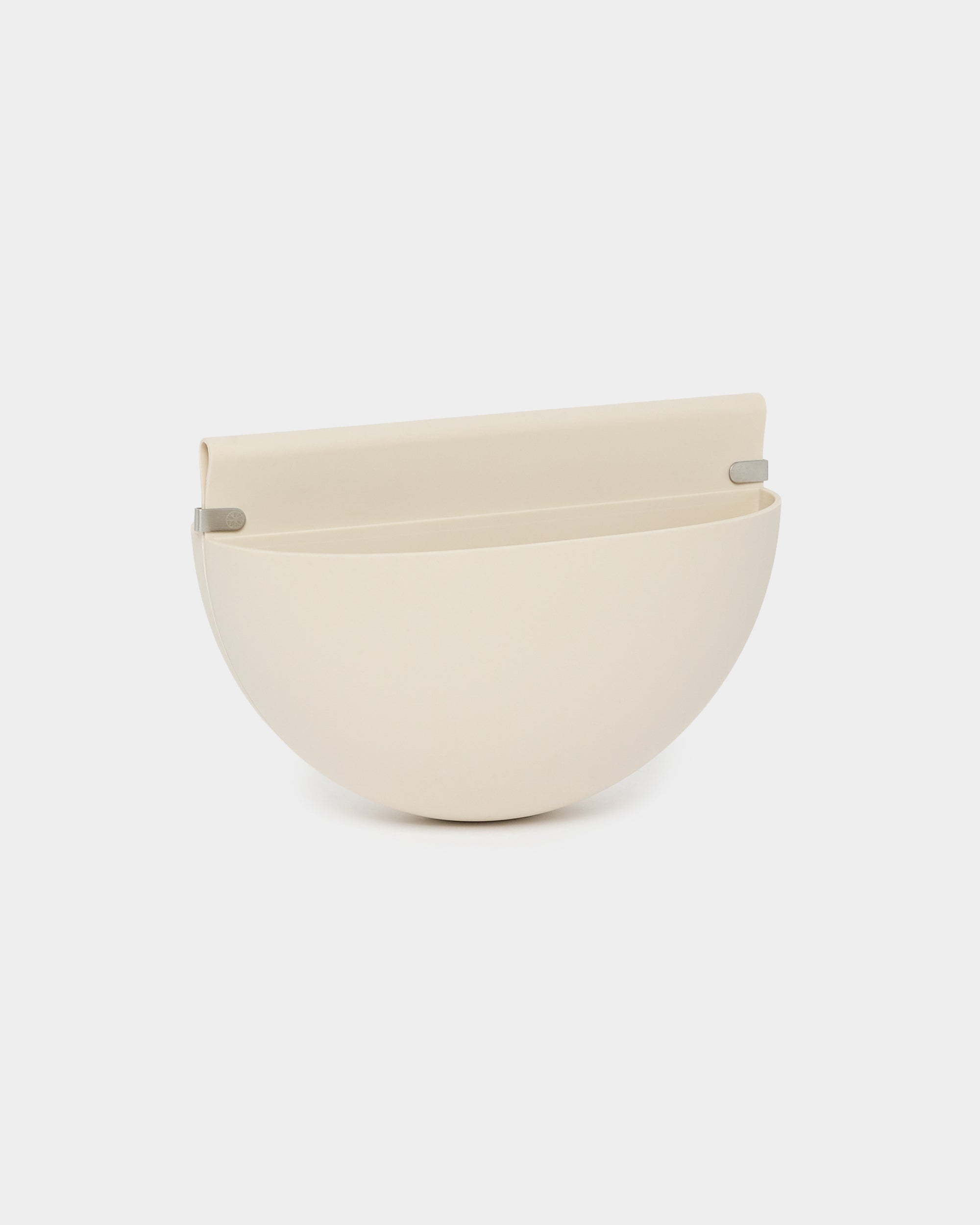 Gro | Soft Pocket / BM2 fra WoodUpp, en minimalistisk veggplantekasse på 4L i lys beige med glatt overflate og gjenbrukbar TPV-lomme, designet for å passe sammen med akustikkpaneler.