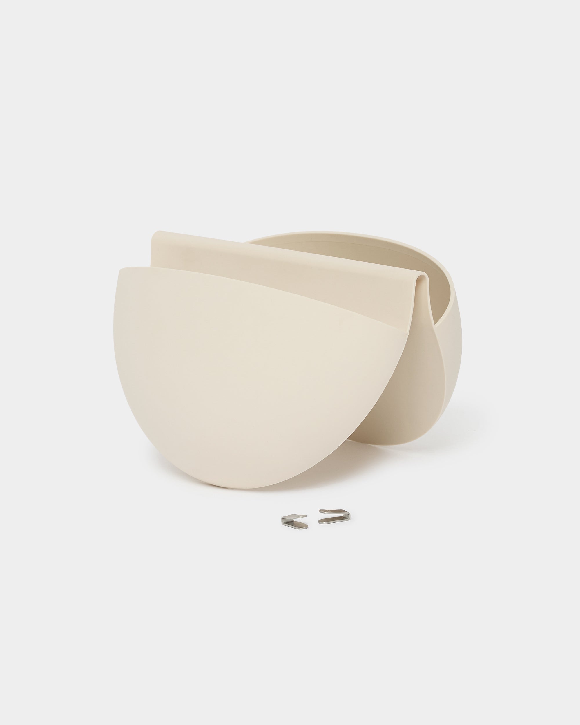 Gro | Soft Pocket / BM2 fra WoodUpp er en veggplantekasse på 4 l i lys beige med halvsirkelform og moderne design, samt en gjenbrukbar TPV-plantelomme, kompatibel med Akupanel.