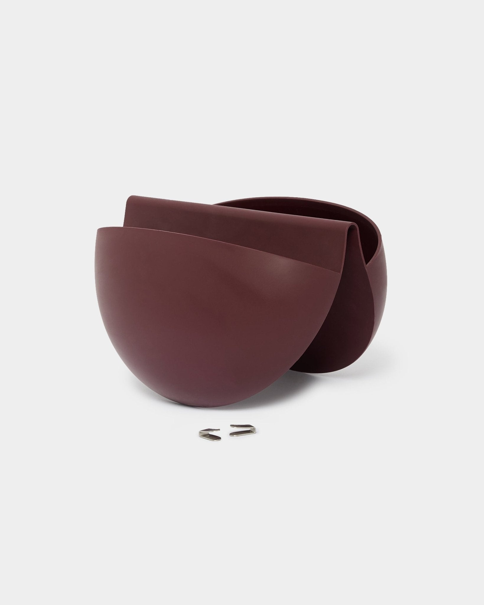 To WoodUpp Gro Soft Pocket BM2 planteholdere i Ox Red med 4 L kapasitet står side om side, begge utstyrt med en metallkrok for montering på akustikkpaneler.