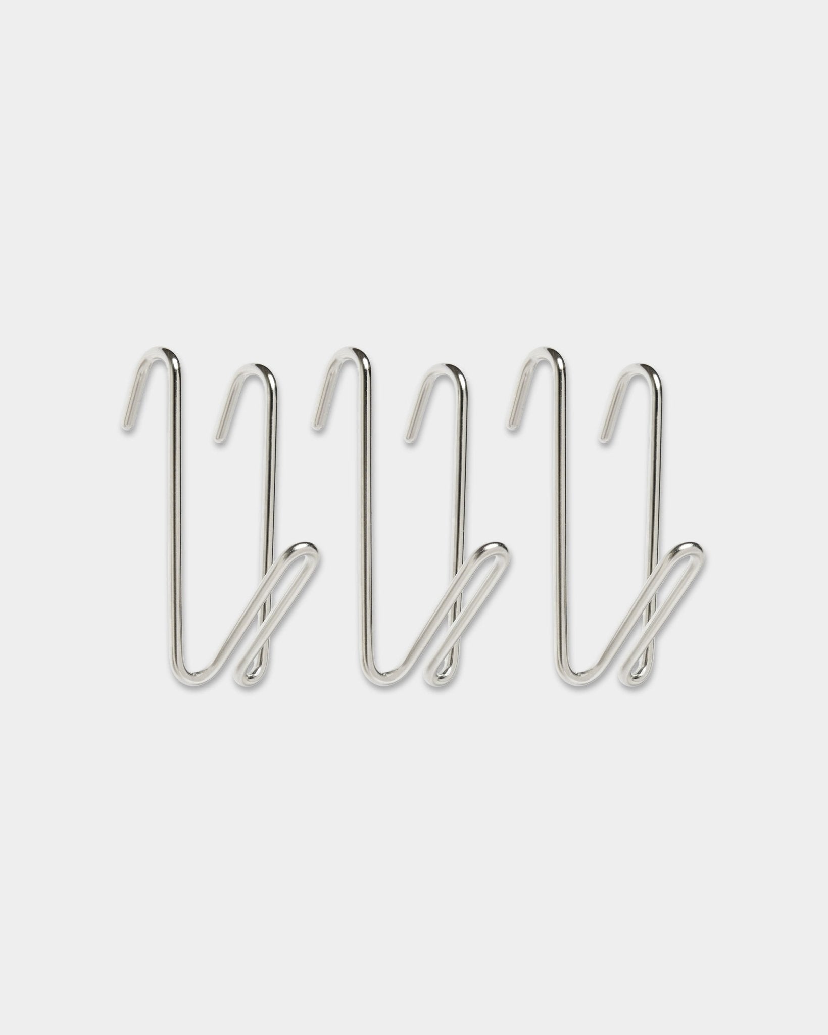 Tre Alva Wire Hook / BM1 i rustfritt steel, kort størrelse fra WoodUpps CREATE-kolleksjon, med løkkedesign, plassert på rekke mot en enkel hvit bakgrunn.