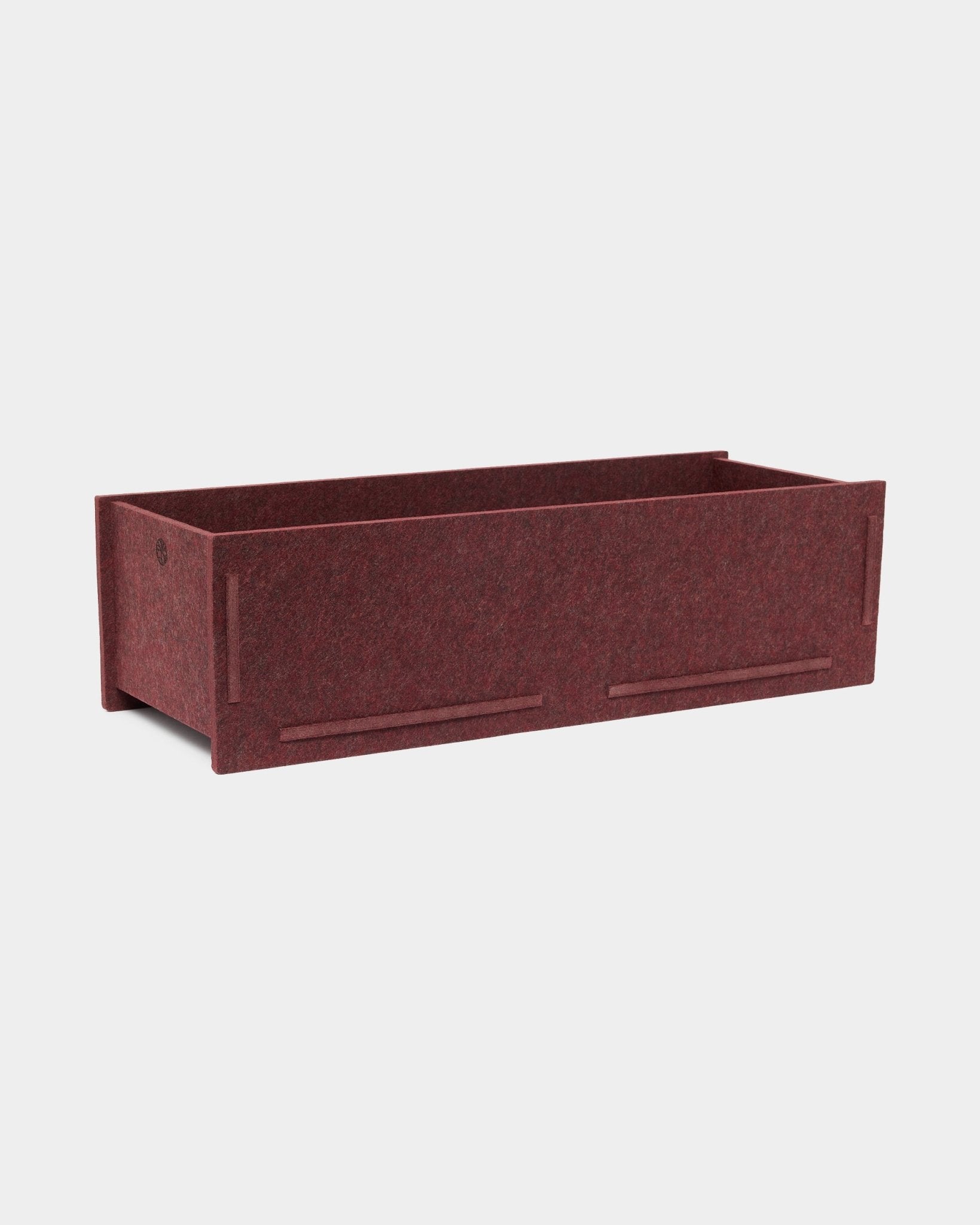 Rektangulær PET-filt oppbevaringsboks i ox red, The Vigg | Felt Box / BM2 fra WoodUpp, med åpen topp og synlige sømmer; utformet som et tilbehør til Akupanel.