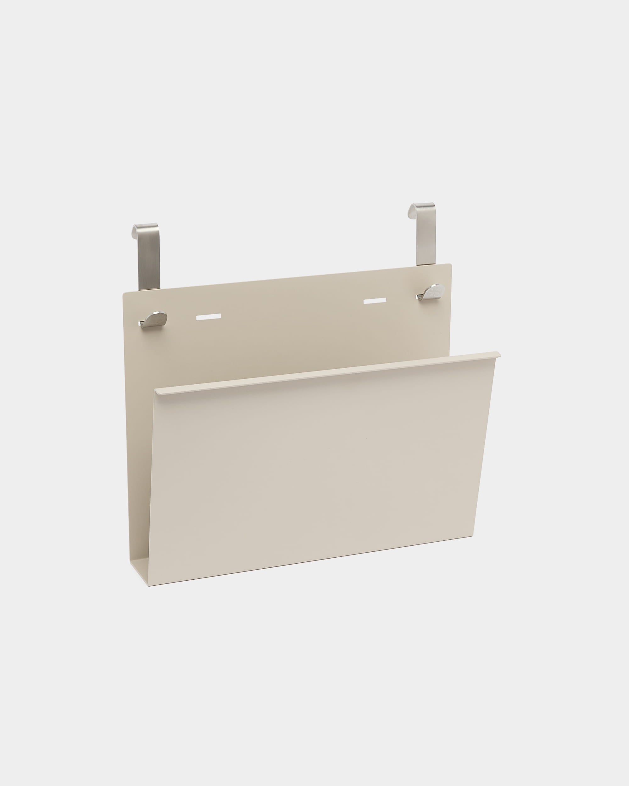 Nell Magazine Storage fra WoodUpp er en beige pulverlakkert holder i steel med to sølvfargede kroker for oppheng på nordiske akustiske romdelere eller skillevegger.
