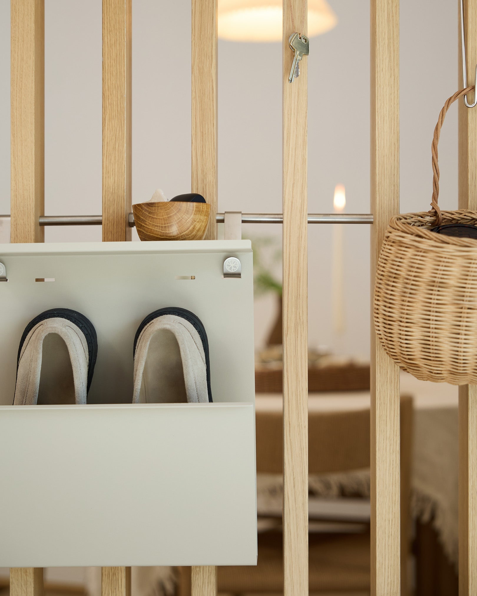 WoodUpp Nell Beige Shoe Storage viser tøfler, en skål og en flettet kurv på en romdeler i tre; spiseplassen er synlig i bakgrunnen.