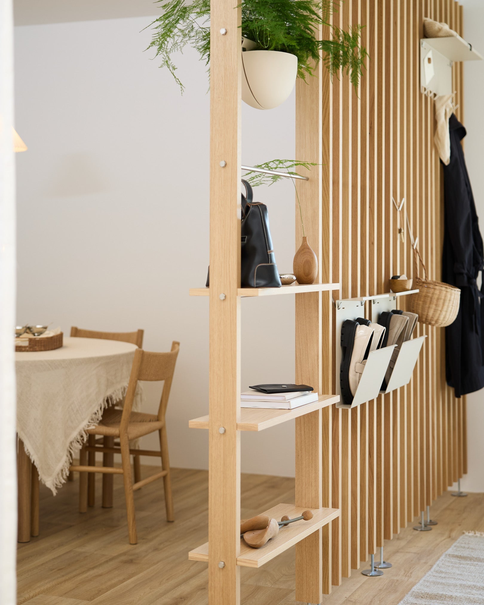 Åpen oppbevaring i tre deler spiseområdet, med Nell Shoe Storage i beige fra WoodUpp for ryddig skooppbevaring rom, interiøret ditt, hjemmet ditt   i et moderne nordisk hjem.