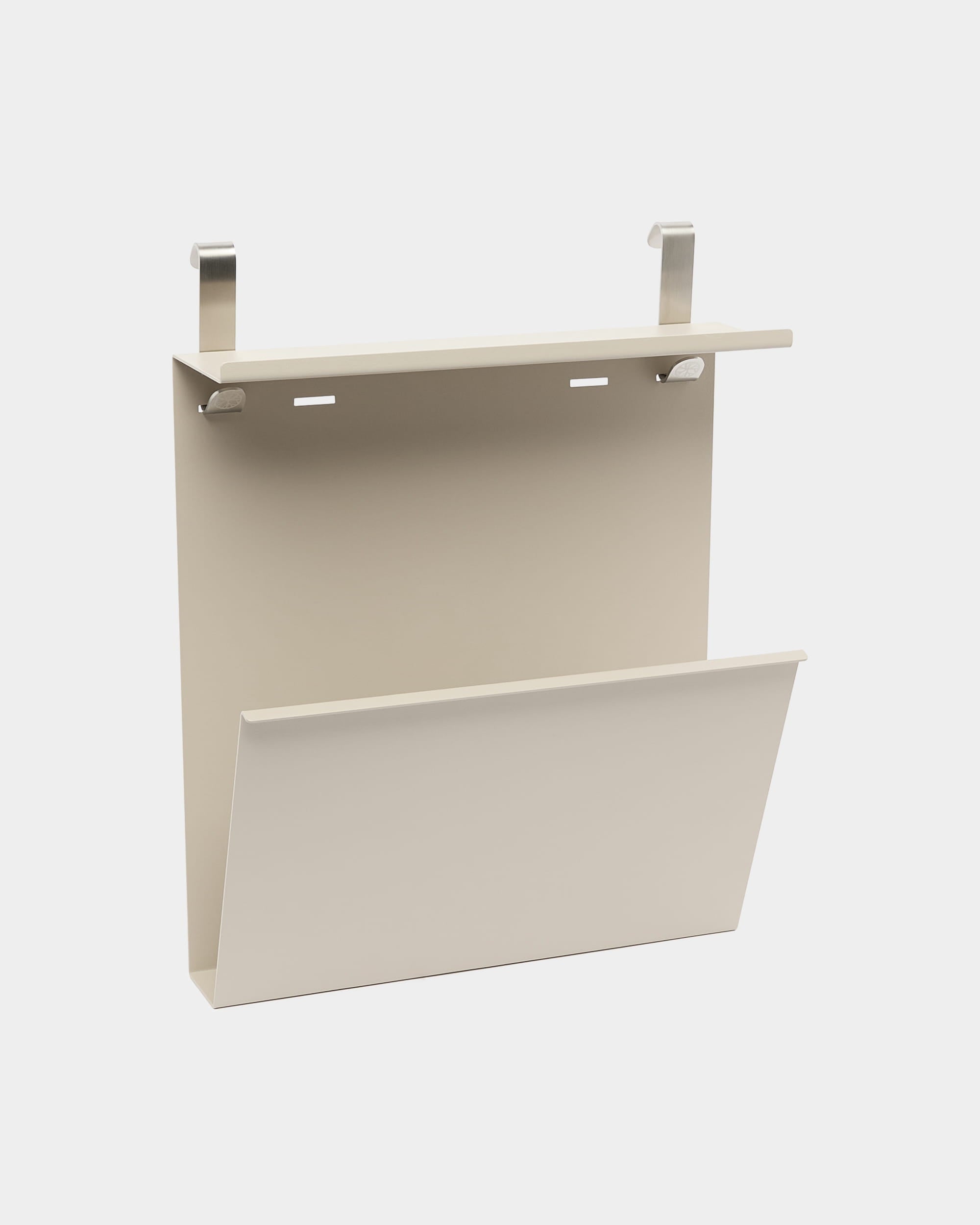 WoodUpp Nell Shoe Storage i beige med pulverlakkert steel organizer, integrert hylle og skrå lomme, designet for bruk over dør.