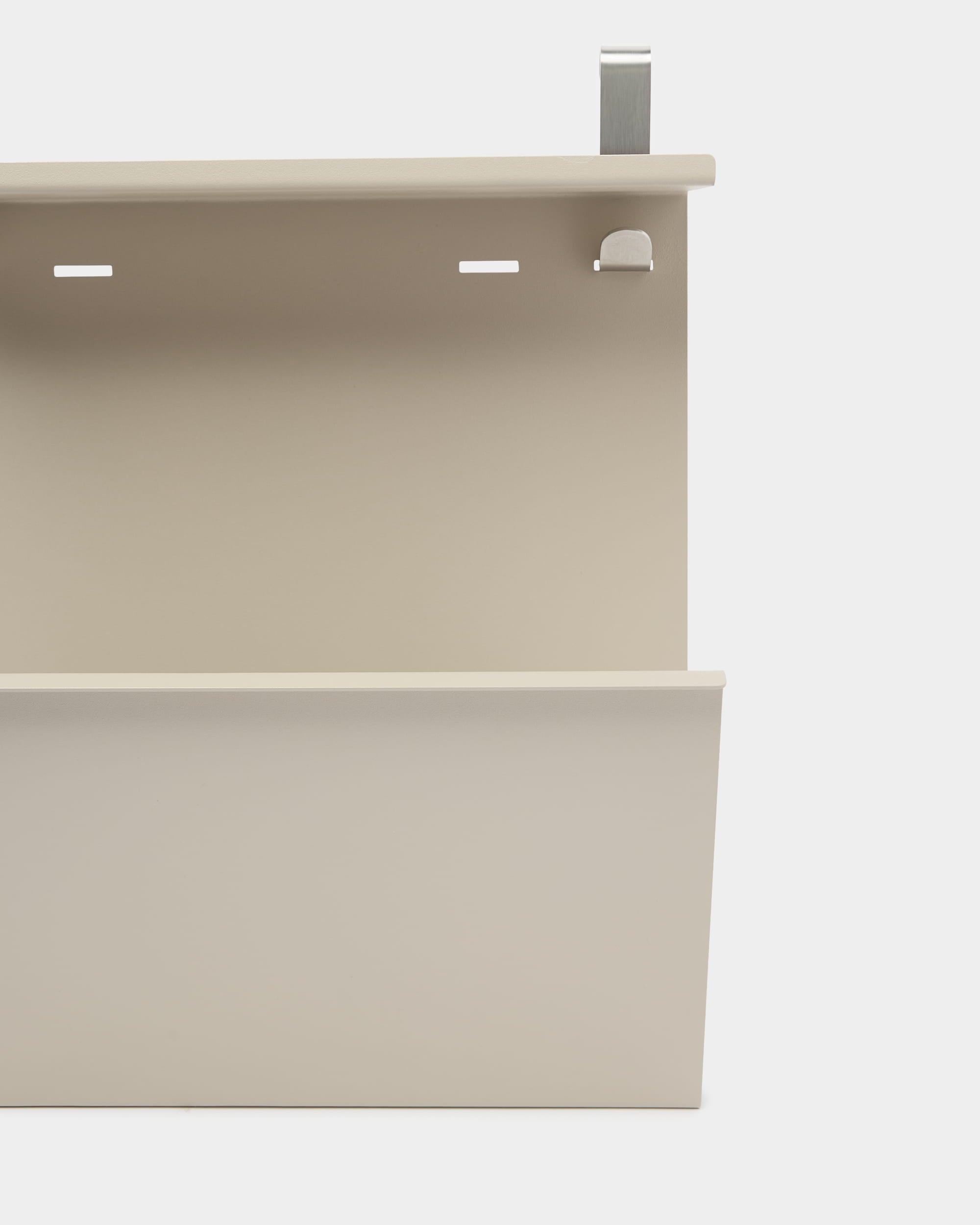 Nell Shoe Storage fra WoodUpp er en beige steel veggmontert organizer med hylle, åpninger og krok for oppbevaring av sko eller organisering av small ting.