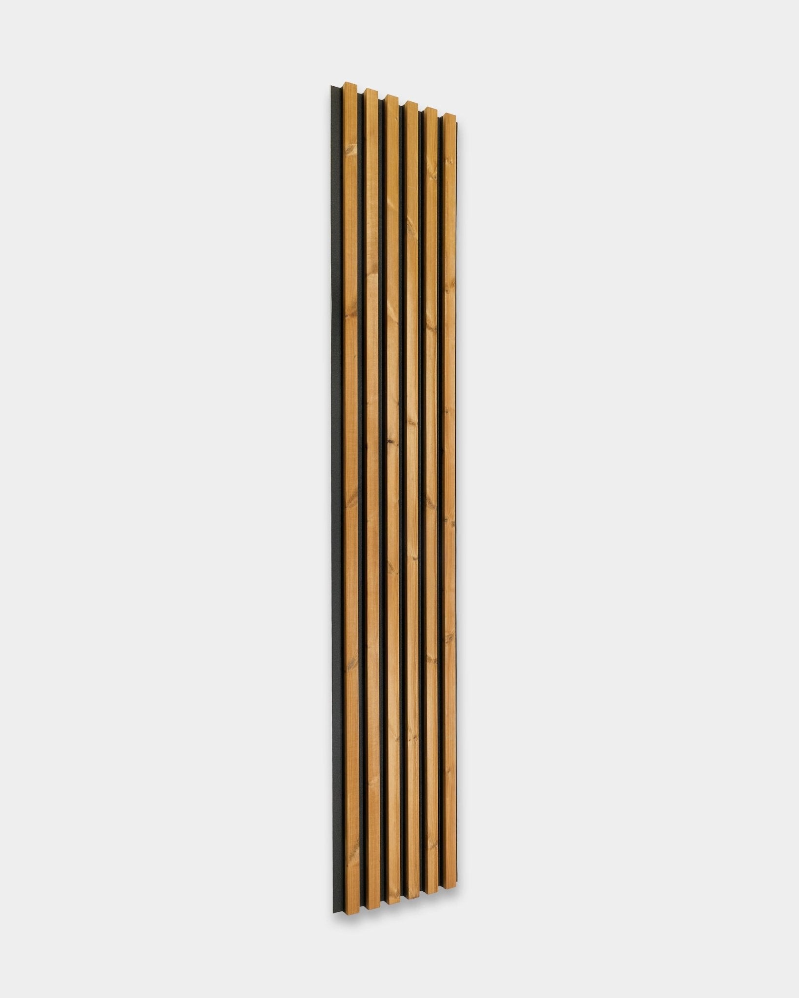 WoodUpp Aluwood fasadepanel i brown, størrelse 240 x 45,1 cm, med vertical lameller i nordisk gran og black bakside, montert på en hvit overflate.