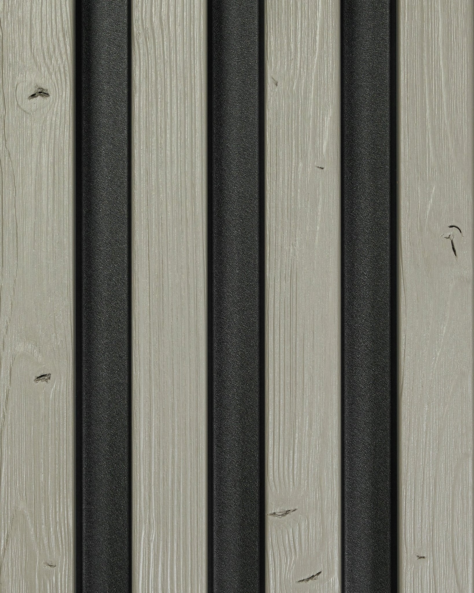 Aluwood-prøve Grey (45,7 x 27 cm) fasadepanel fra WoodUpp; grå trespiler med vertical black metallstriper skaper en moderne, teksturert utendørs overflate.