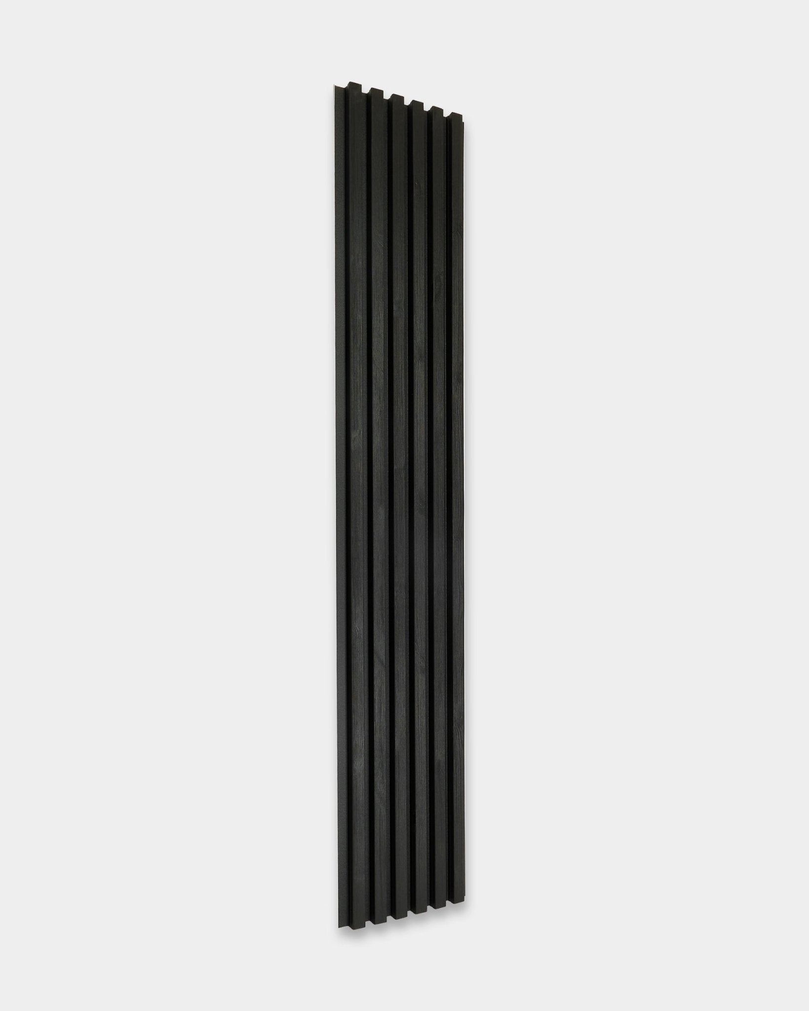 Aluwood utendørs fasadepanel fra WoodUpp, black, 240 x 45,1 cm, har vertical spor og står mot en ensfarget lys grå bakgrunn.