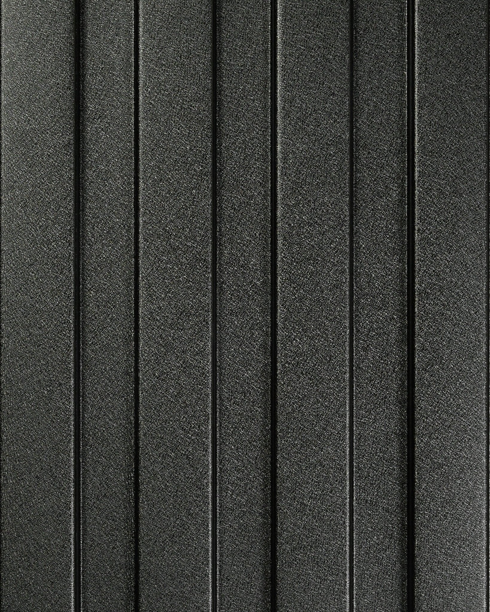 Nærbilde av WoodUpp Aluwood fasadepanel, 240 x 45,1 cm, med teksturert mørkegrå overflate og jevnt fordelte vertical opphøyde striper for utendørs bruk.