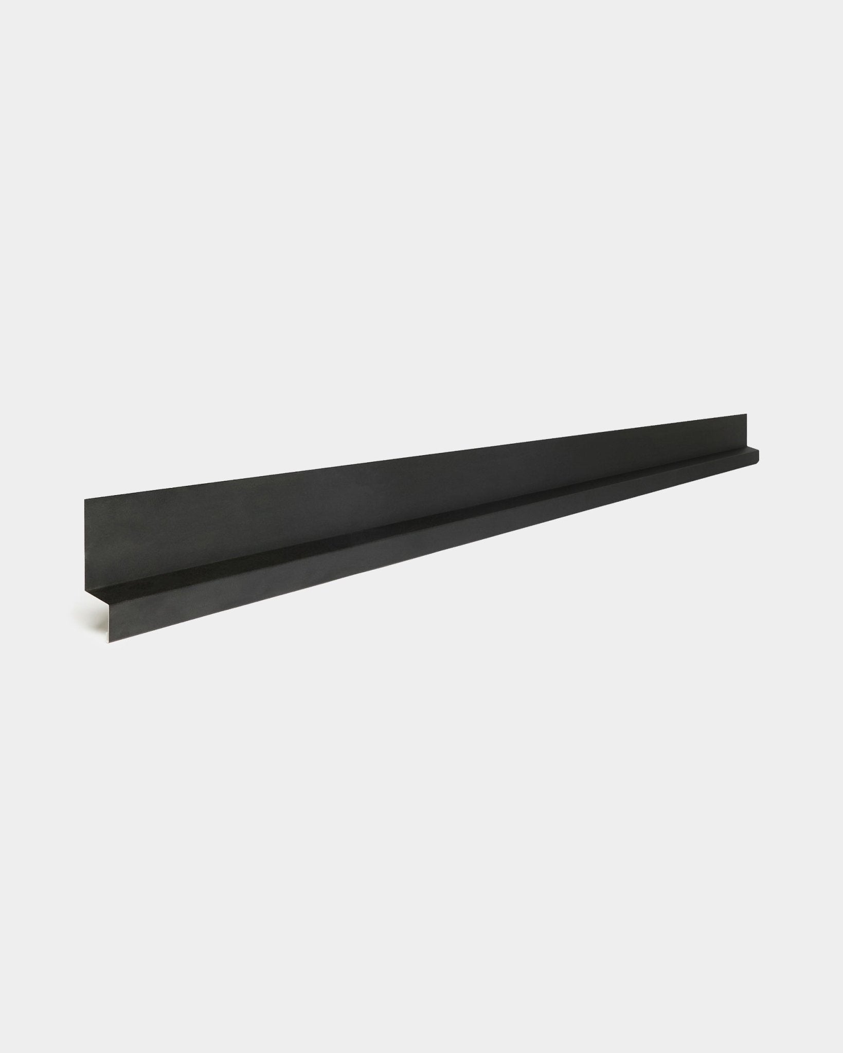 WoodUpp Aluwood Bottom, 240 cm: et langt black minimalistisk tilbehør til fasadepanel, med en slank, pulverlakkert aluminiumslist for utendørs Montering.