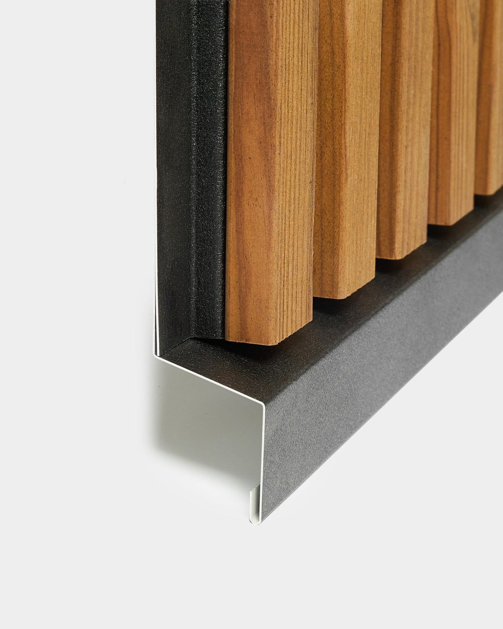 Detaljvisning av et 240 cm WoodUpp Aluwood fasadepanel med vertical trespiler og black metallkant, en del av den nordiske utendørskolleksjonen.
