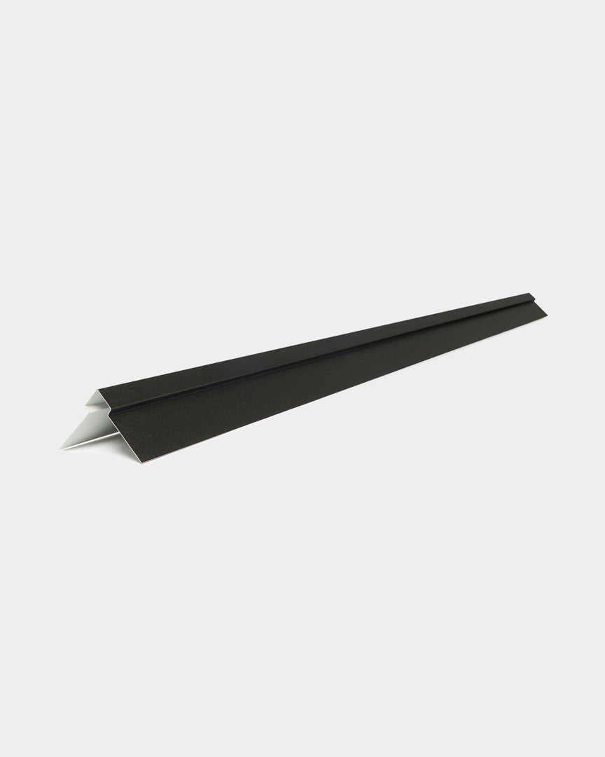 WoodUpp Aluwood 240 cm utvendig hjørne: black trekantet fasadepanelprofil i aluminium med hvit underside, vist mot en ensfarget hvit bakgrunn.