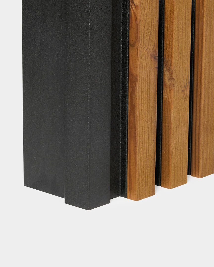 Nærbilde av WoodUpp Aluwood utvendige hjørnefasadepanel, 240 cm, med vertical trespiler og black metallpaneler på hvit bakgrunn.
