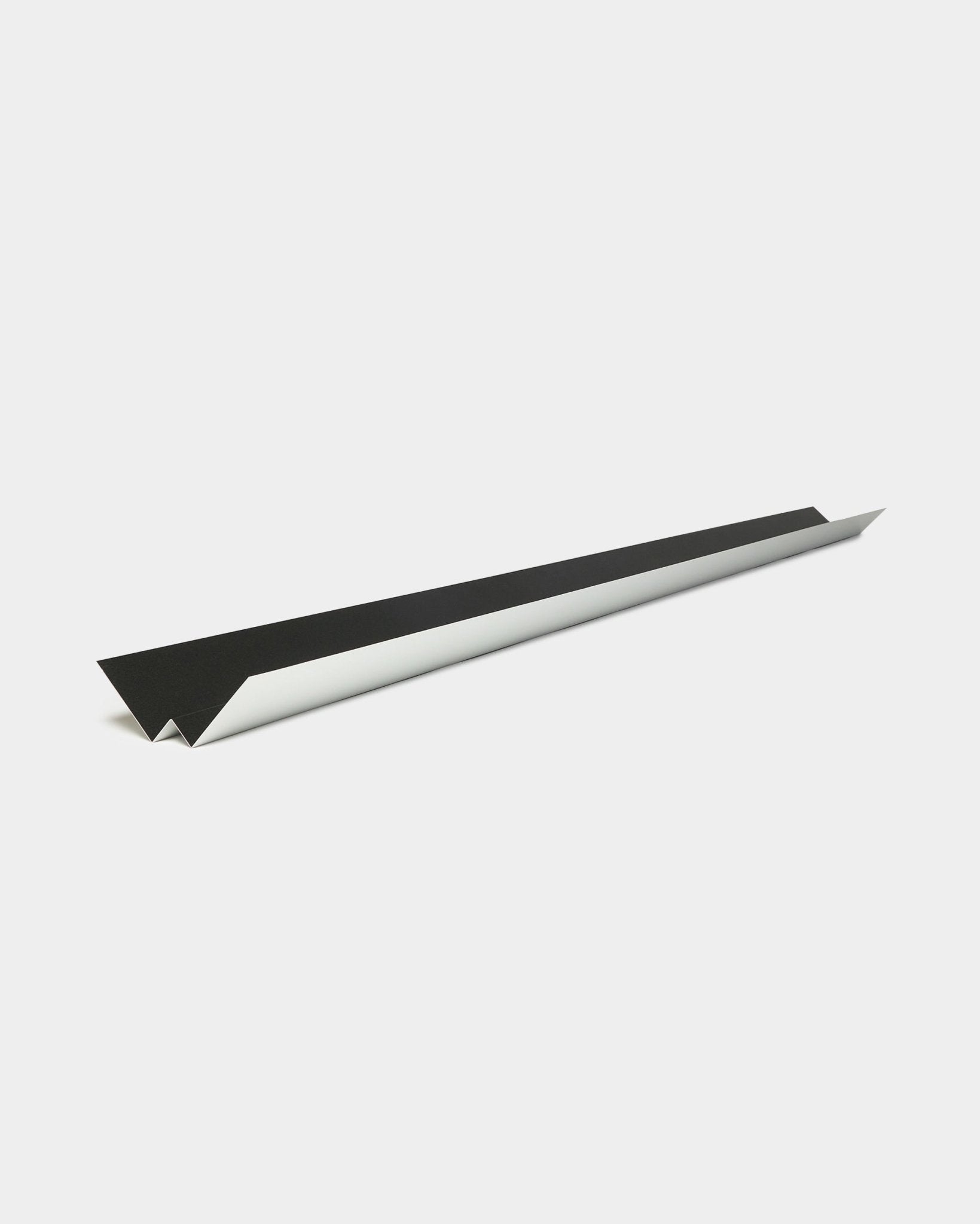 Minimalistisk black og hvitt papirflydesign som viser til de rene linjene og den geometriske profilen til WoodUpps Aluwood fasadepanel Inside Corner, 240 cm.