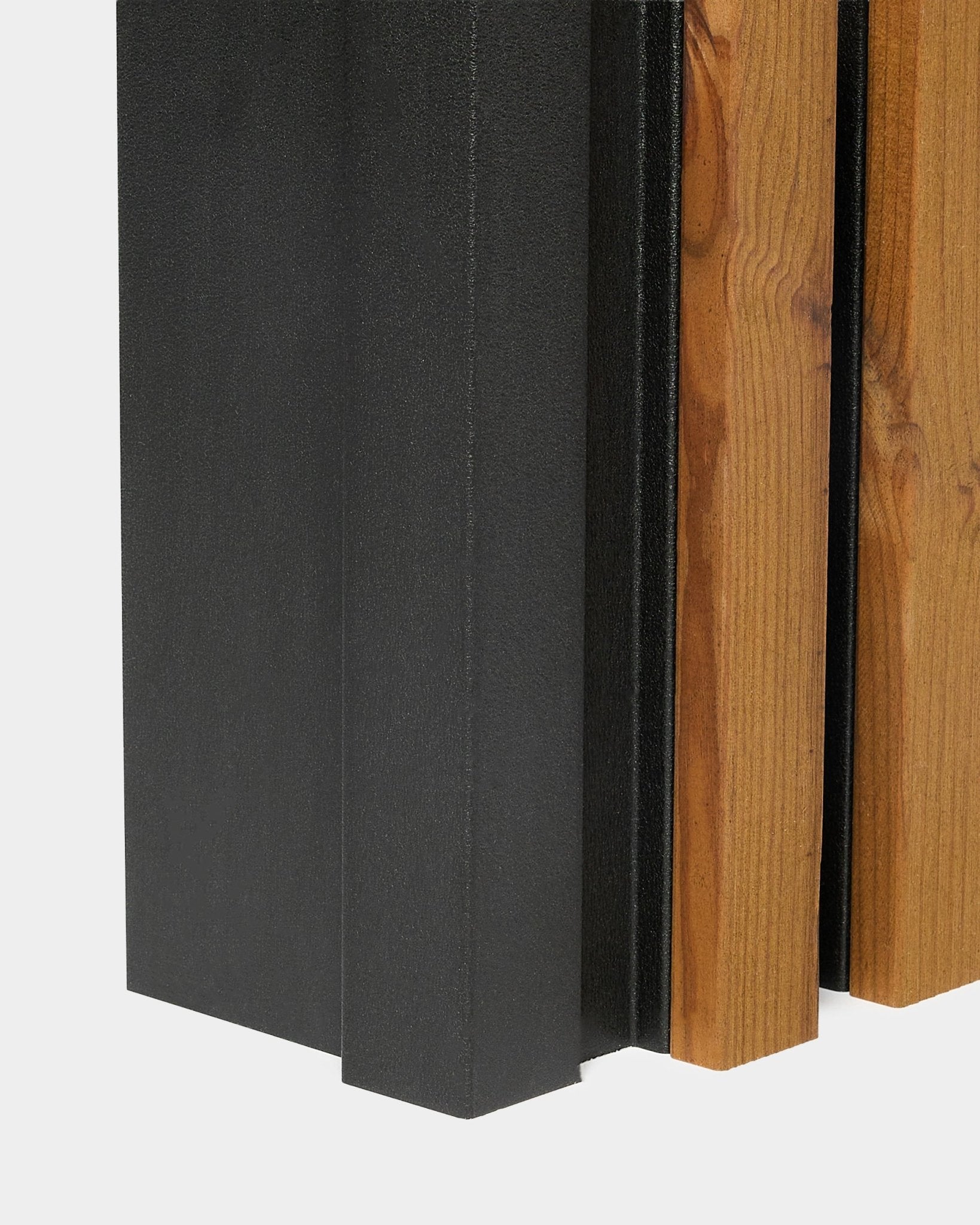 Aluwood Inside Corner fasadepanel, 240 cm, med black og pulverlakkert finish med trestruktur, vist mot en enkel hvit bakgrunn.