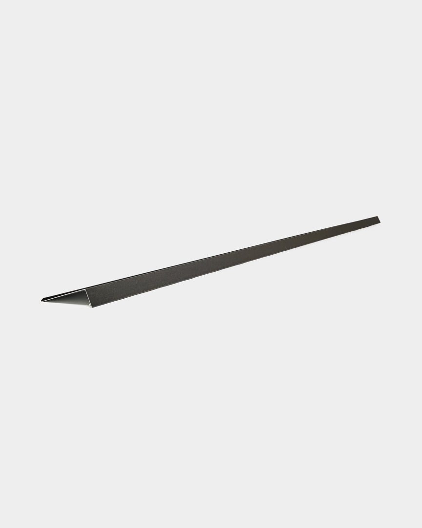 WoodUpp Aluwood vinduskarm, 240 cm, slank fasadepanel i pulverlakkert aluminium med trekantet tverrsnitt, vist på hvit bakgrunn.