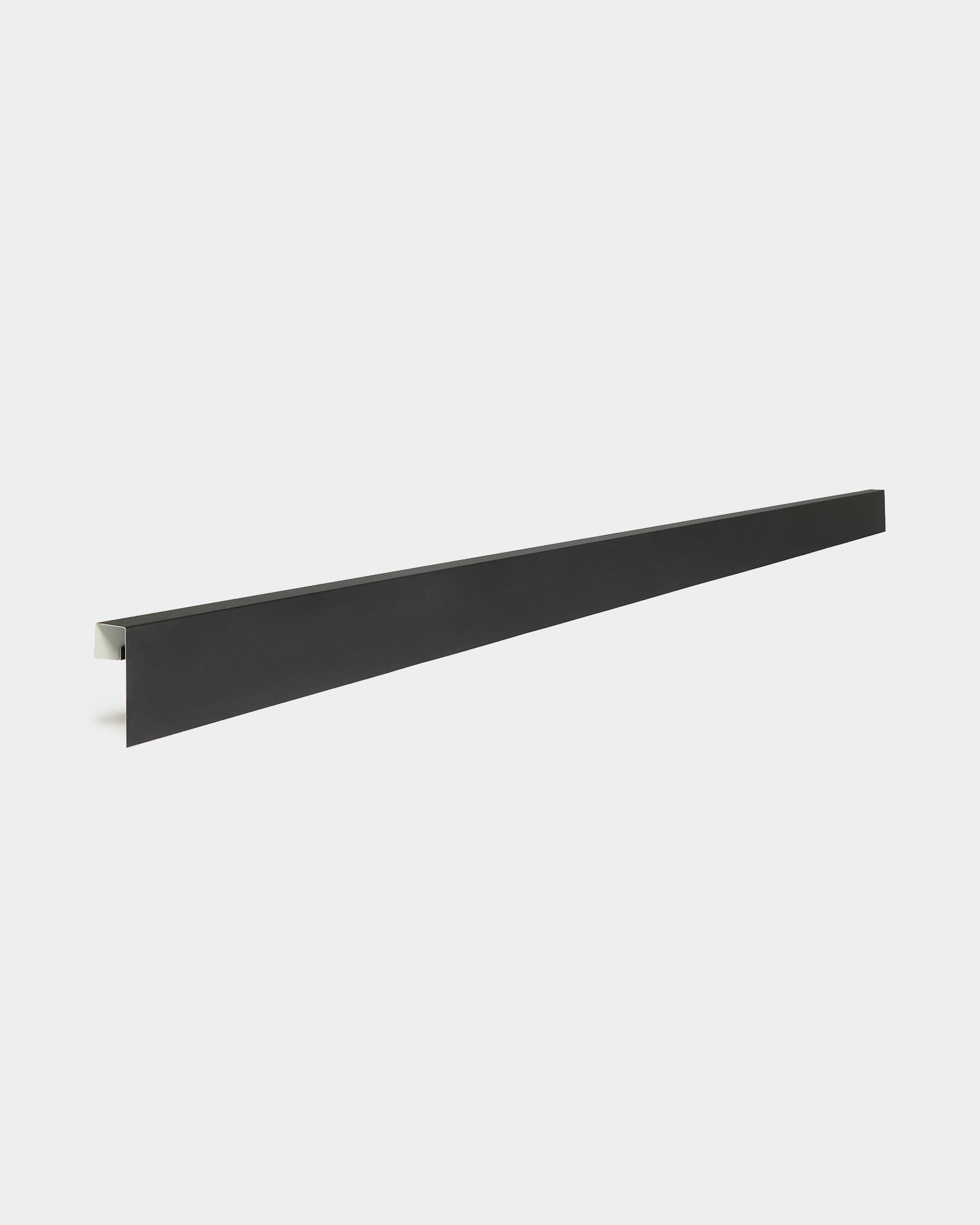 WoodUpp Aluwood 240 cm black aluminiumsprofil med rettvinklet bøy, utviklet for bruk med utendørs fasadepaneler, ideell for avslutning av kledningskanter.