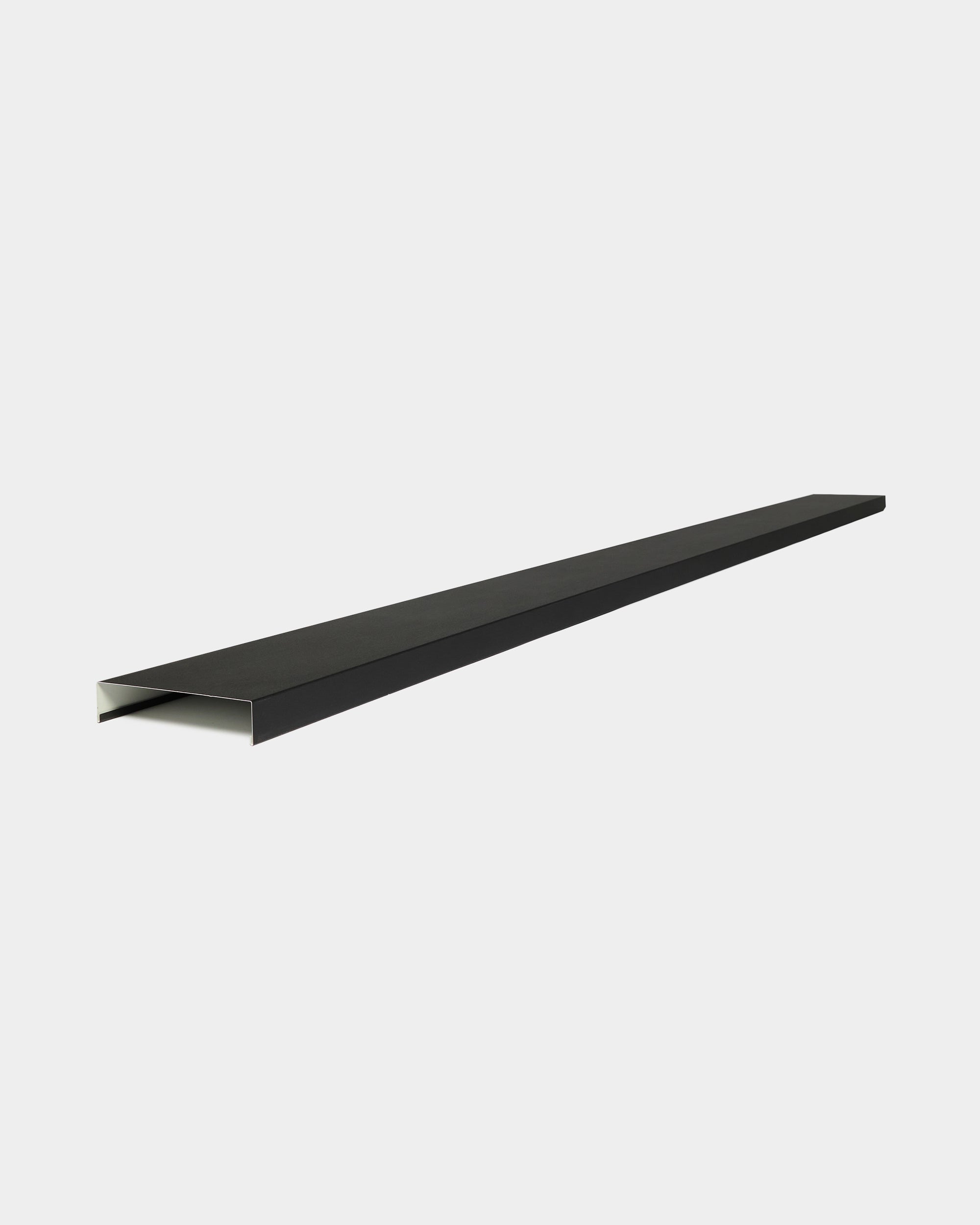 Aluwood Level veggavdekning fra WoodUpp, 240 cm x 25 cm, black pulverlakkert aluminium med U-formet design, tilbehør til Aluwood fasadepaneler.