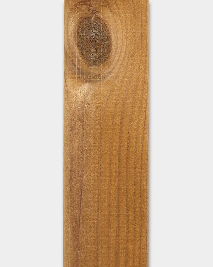 Aluwood brown fasadepanel fra WoodUpp, 240x4x1.8 cm, med synlige kvister og naturlig årestruktur, vist mot en hvit bakgrunn.