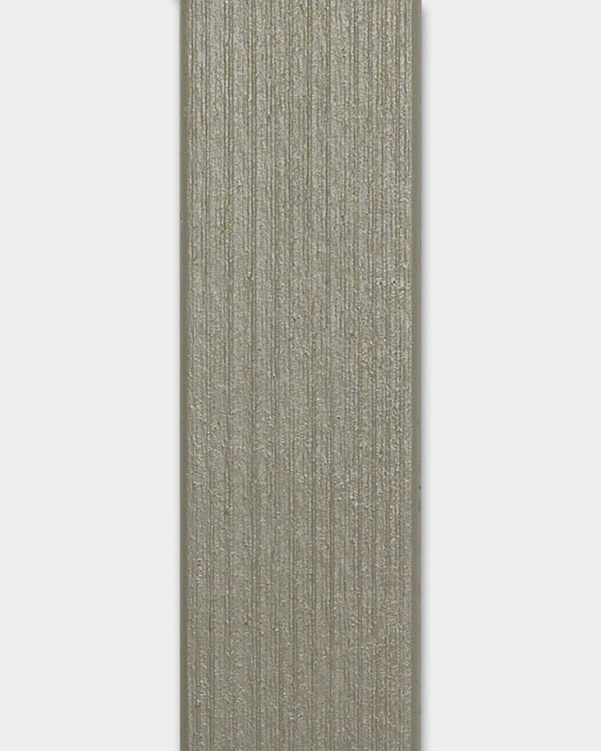 WoodUpp Aluwood Grey Lamella fasadepanel, 240 x 4 x 1,8 cm, med vertical spor og en ensfarget hvit bakgrunn, utformet for utvendige hjørneløsninger Montering.