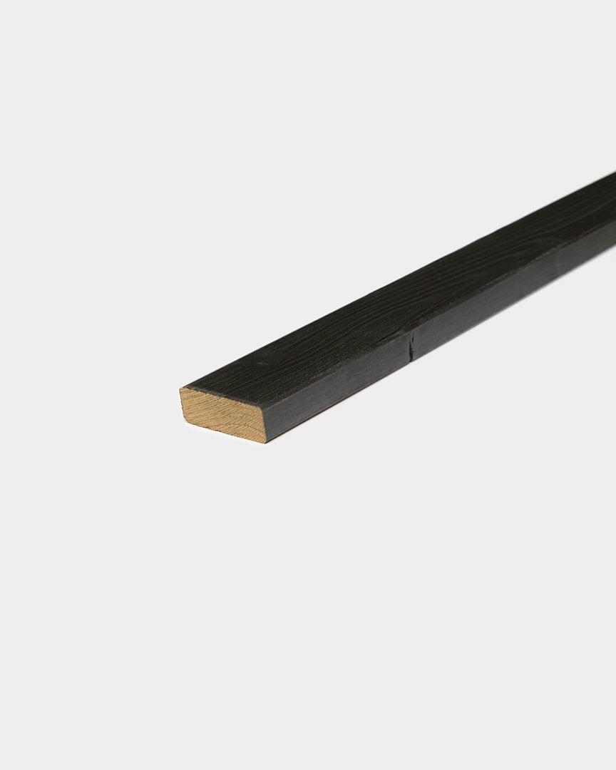 WoodUpp Aluwood fasadepaneler med black-finish vist mot en ren hvit bakgrunn, som fremhever det minimalistiske nordiske designet.