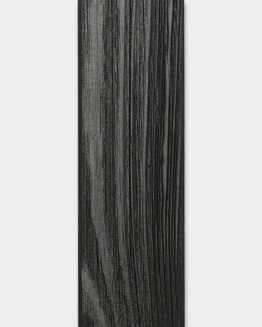 WoodUpp Aluwood Black Lamella fasadepanel (240 x 4 x 1.8 cm) med teksturert finish, laget for å dekke utvendige vegghjørner.