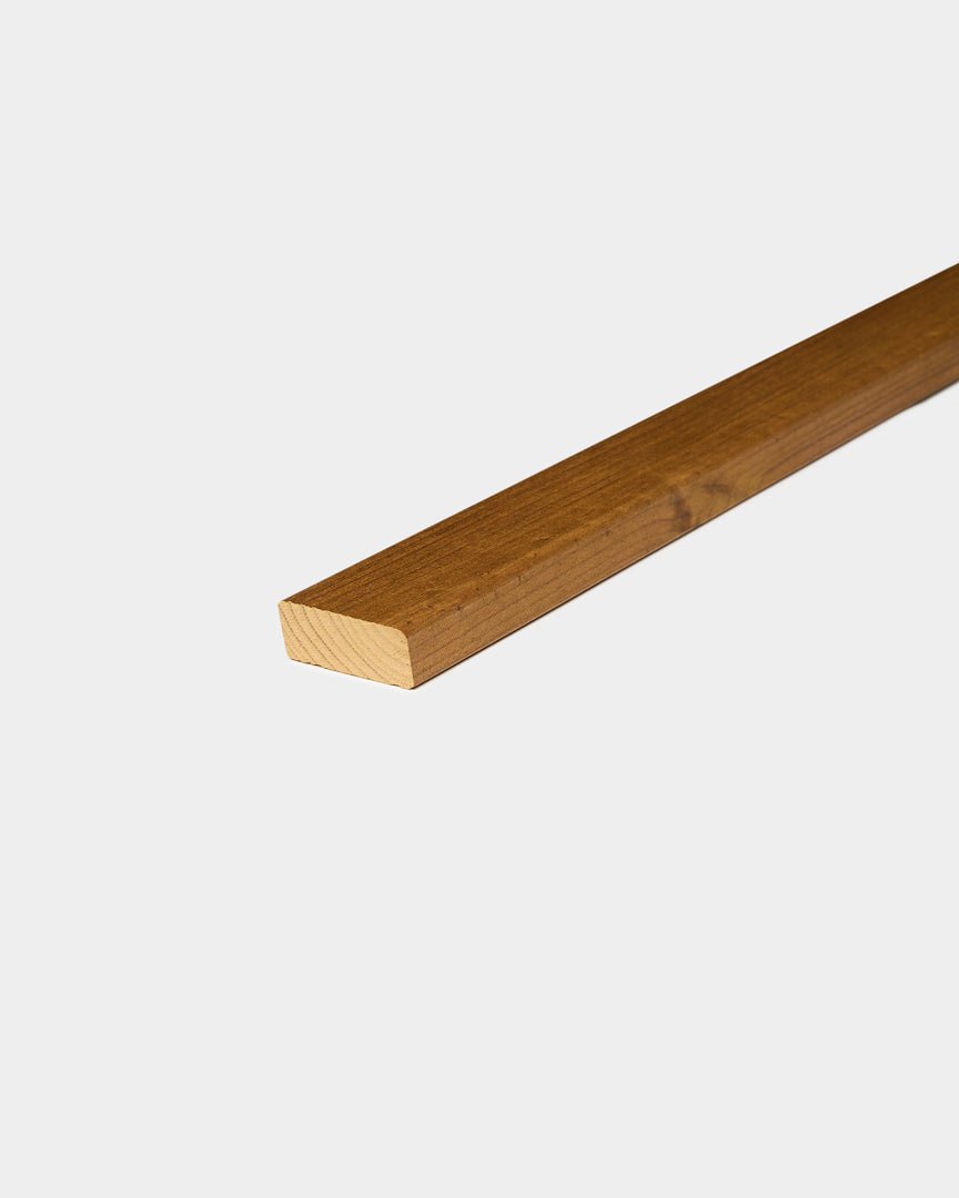 WoodUpp Aluwood Oiled Brown fasadelamell (240 x 4 x 1.8 cm) vist som et utvendig hjørnestykke med glatt overflate på hvit bakgrunn.
