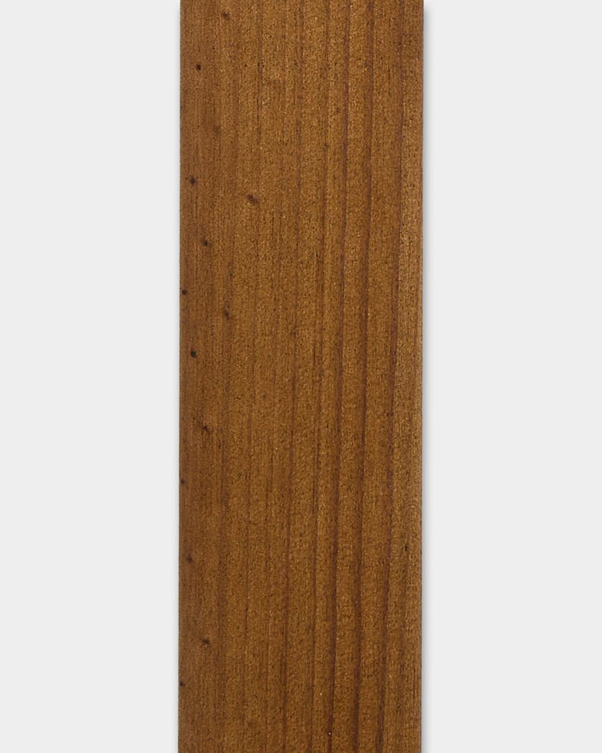 WoodUpp Aluwood Oiled Brown lamell fasadepanel (240x4x1.8cm) for husvegger eller utvendige hjørner, med en glatt overflate og synlig trestruktur.