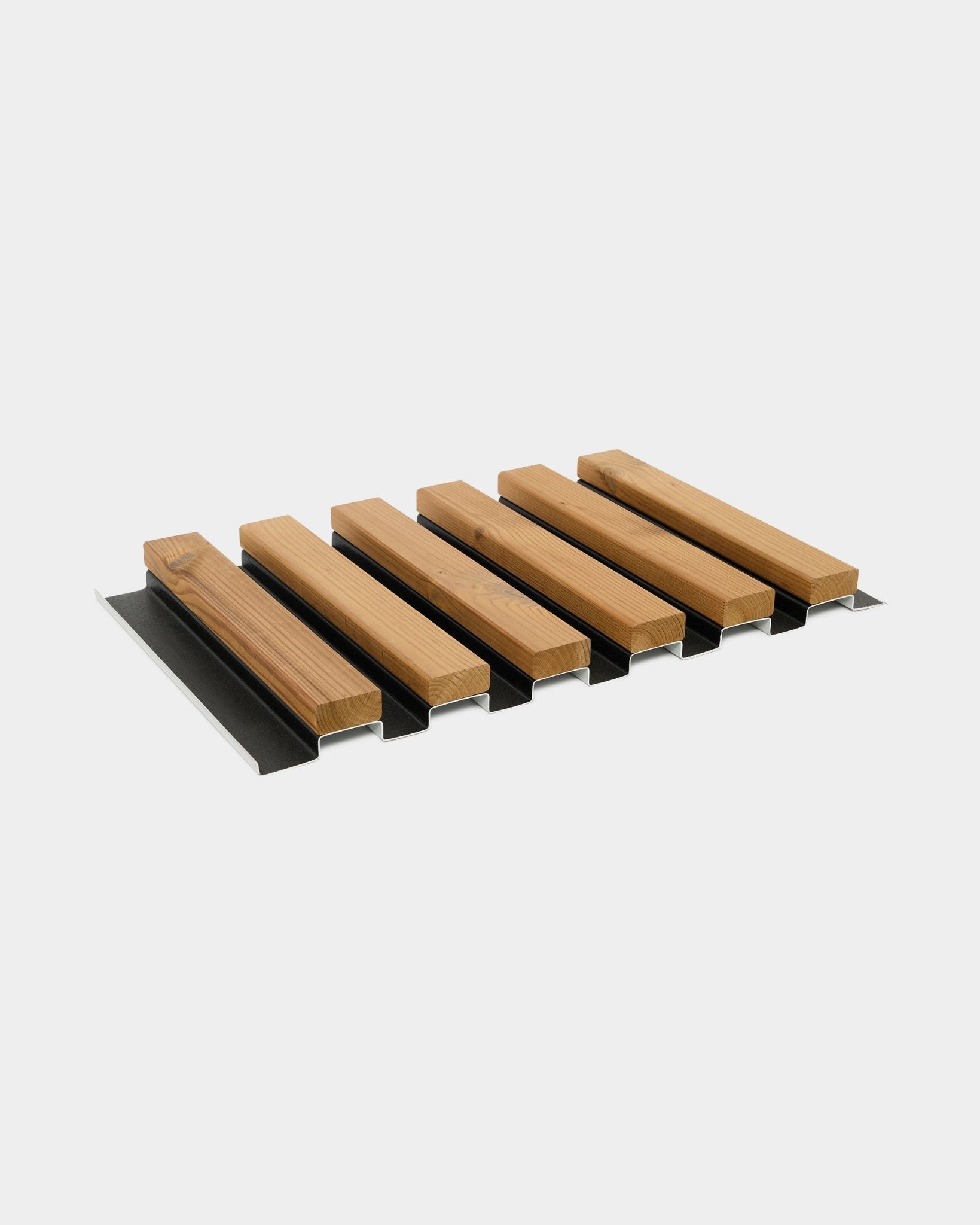 Prøve på Aluwood fasadepanel fra WoodUpp, brown finish, 45,7 x 27 cm, med vekslende trespiler og black metallstriper på hvit bakgrunn.