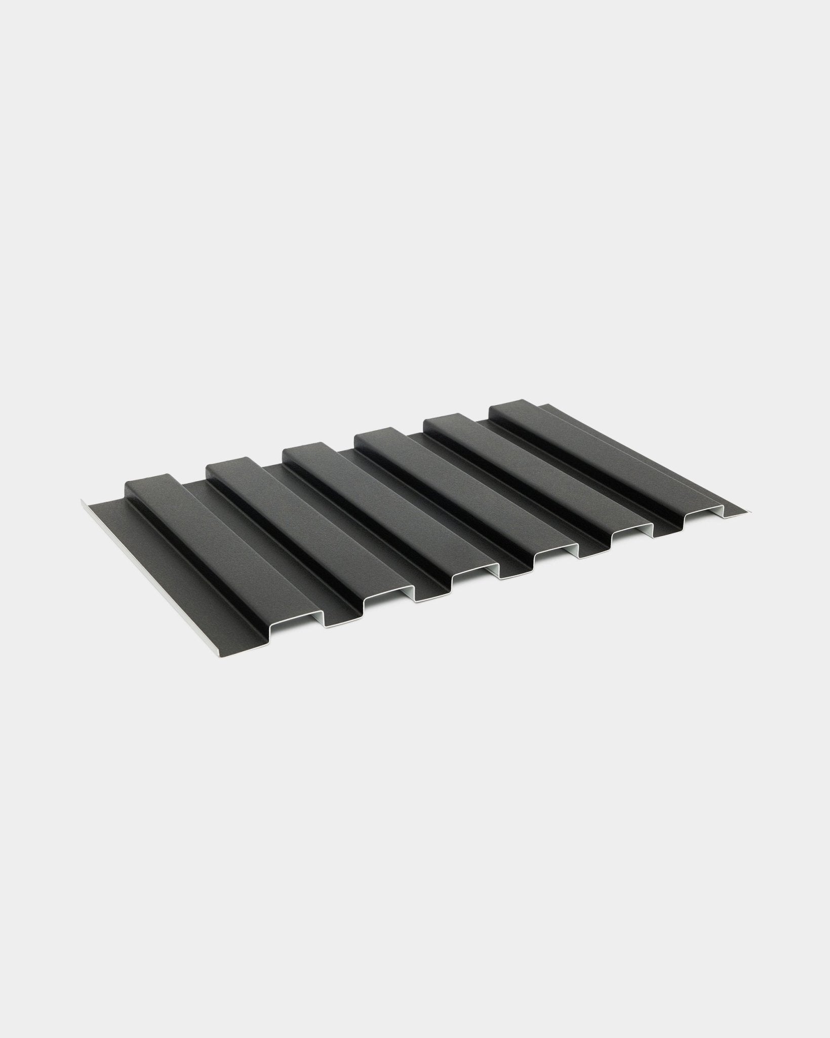 WoodUpp Aluwood prøve på utendørs fasadepanel, enkel stil i black aluminium, 45,7 x 27 cm, med et bølget rillet design på hvit bakgrunn.
