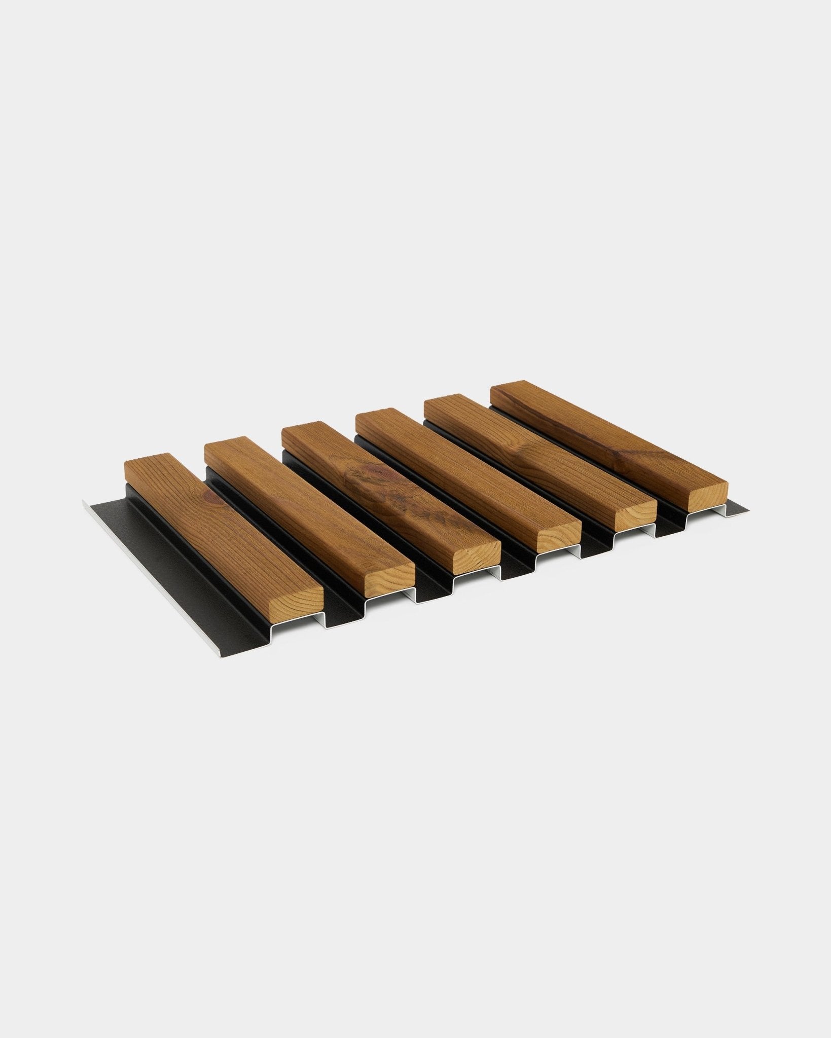 WoodUpp Aluwood fasadepanelprøve i oljet brown (45,7 x 27 cm), med vekslende trespiler og black striper for akustisk ytelse.