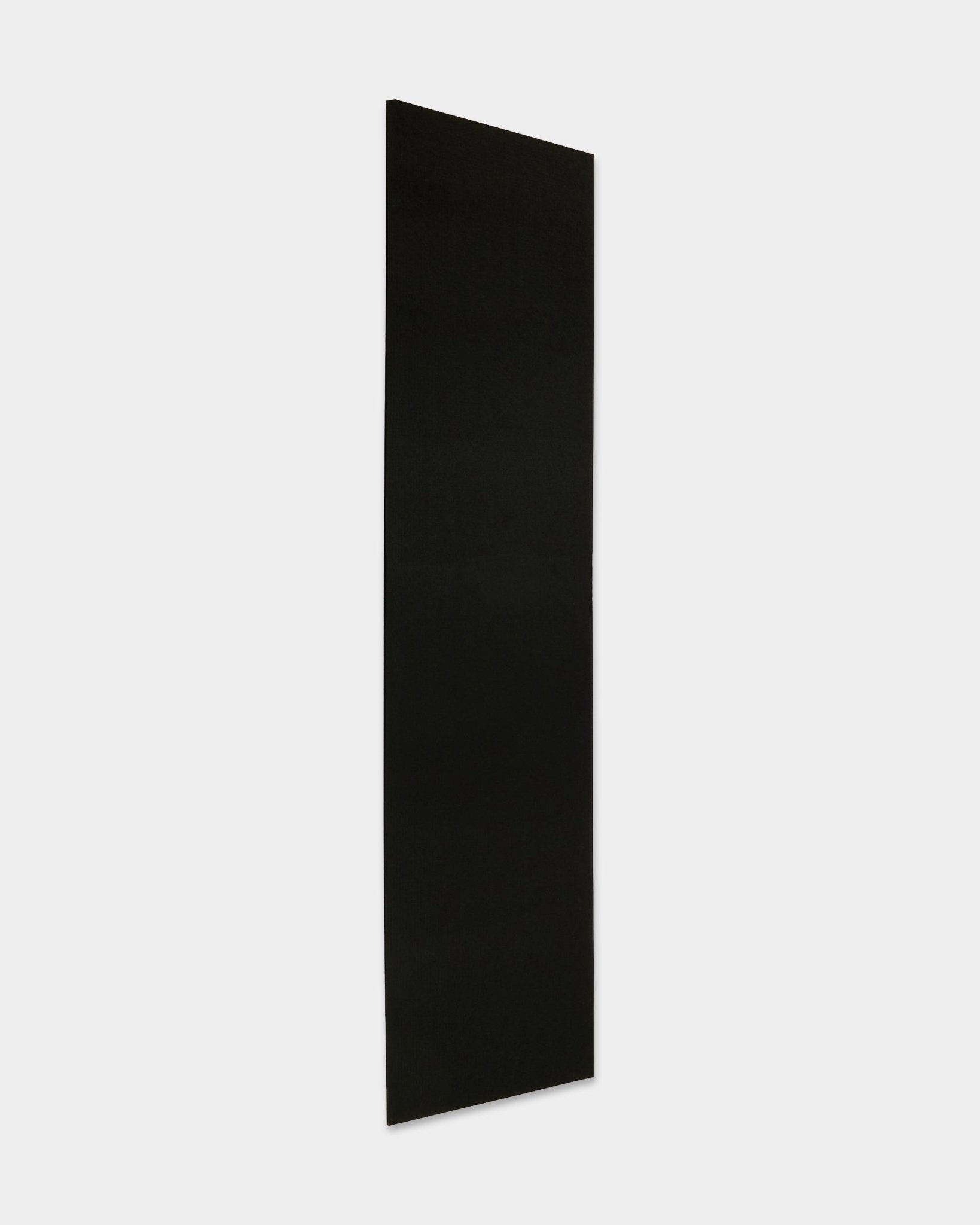WoodUpp Akupanel Akustikkpanel i Felt/Black-finish (240,1 x 59,8 cm) står oppreist mot en enkel hvit bakgrunn og viser det nordiske, minimalistiske uttrykket sitt.