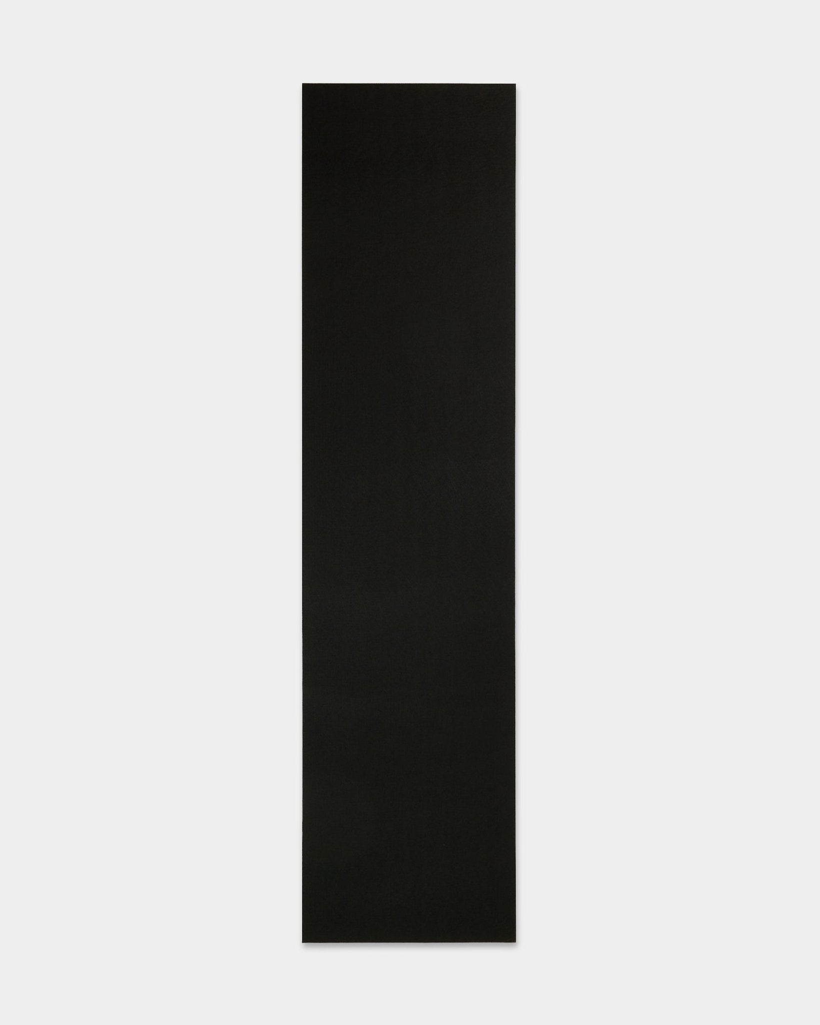 WoodUpp black yoga matte i filt (240,1 x 59,8 cm) laget av resirkulert plast, vist mot en hvit bakgrunn; tilbehør til Akupanel akustikkpaneler.