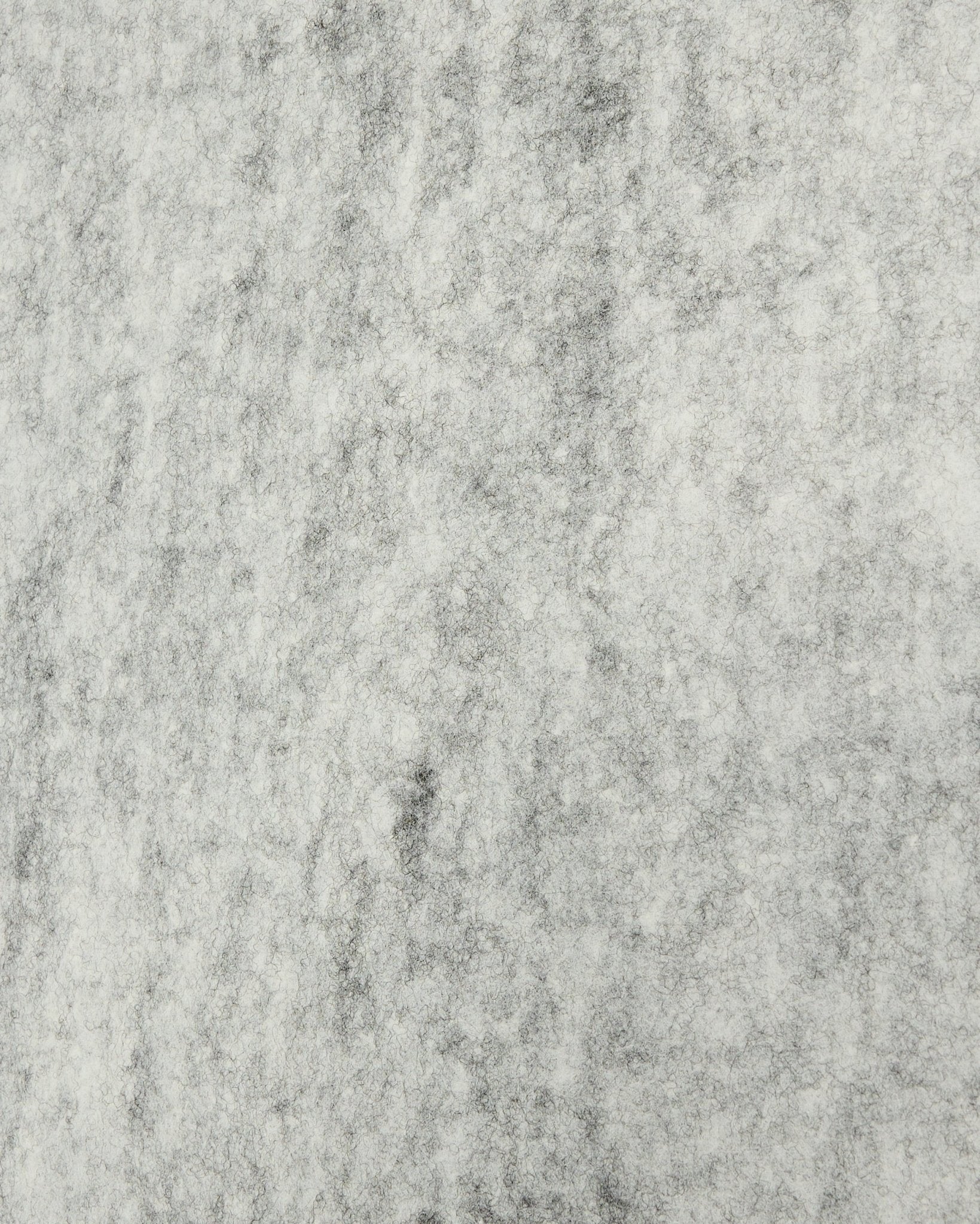 Detaljbilde av WoodUpp Akupanel Montering-tilbehør i grey filt, 240,1 x 59,8 cm, som viser en teksturert, marmorert overflate laget av resirkulert akustisk plastmateriale.