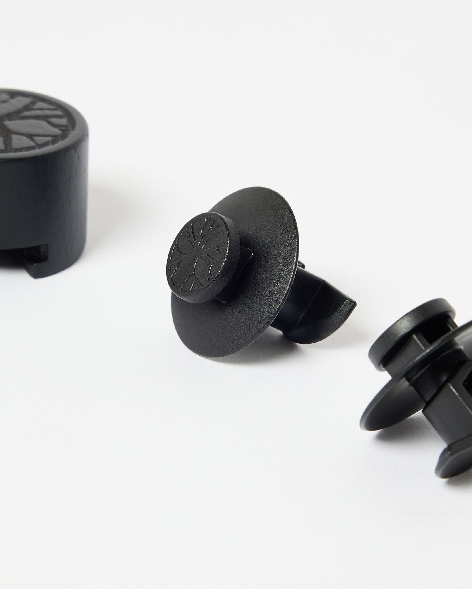 Sett med 3 black nylonbraketter med sirkulære topper og Montering verktøy, laget for montering av WoodUpp akustikkpaneler eller spilepaneler.
