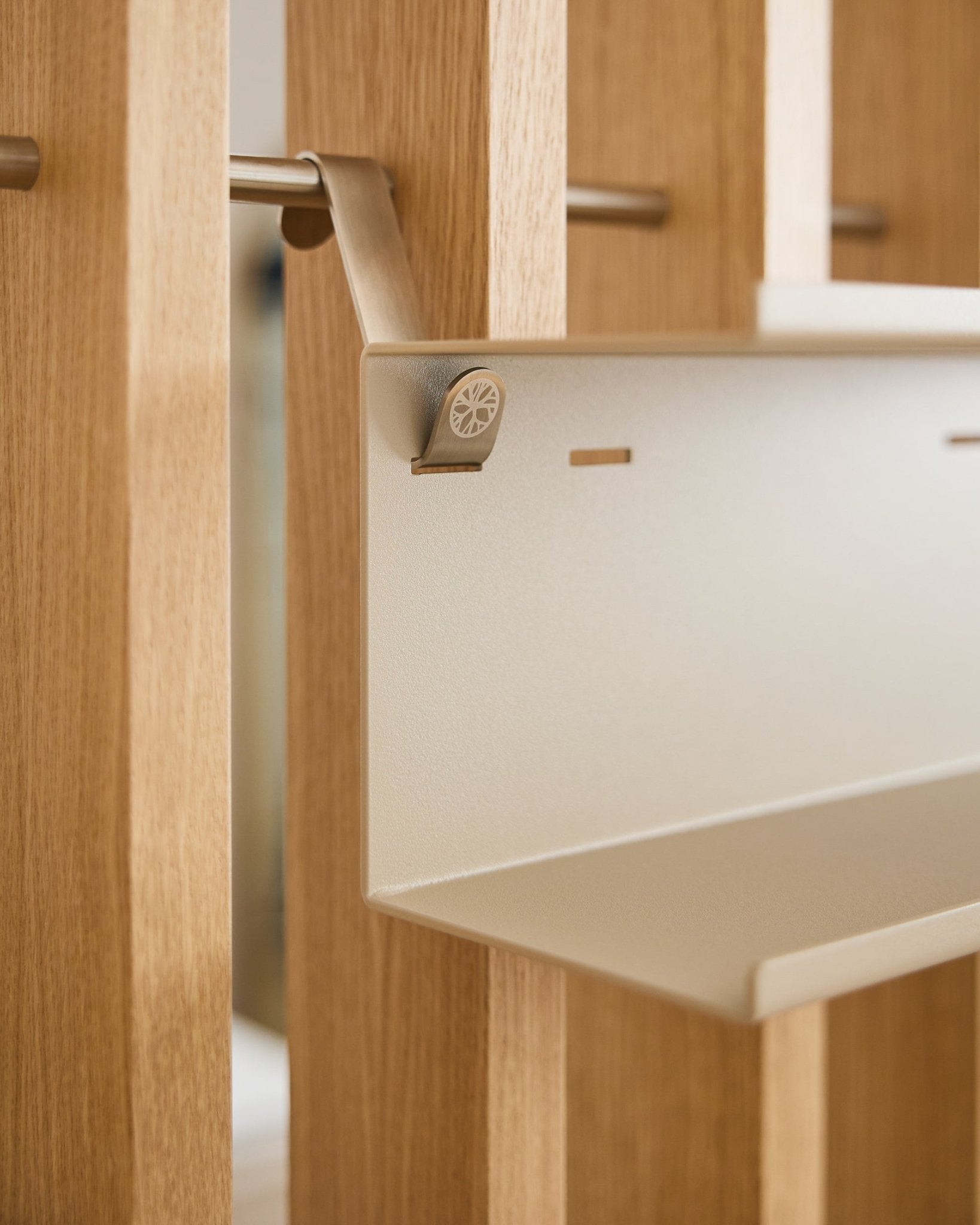 Nærbilde av Nell | Double Metal Shelf / BM1 fra WoodUpp, en 31,7 cm beige steel hylle med minimalistisk design montert på et nordisk akustisk spilepanel i tre.