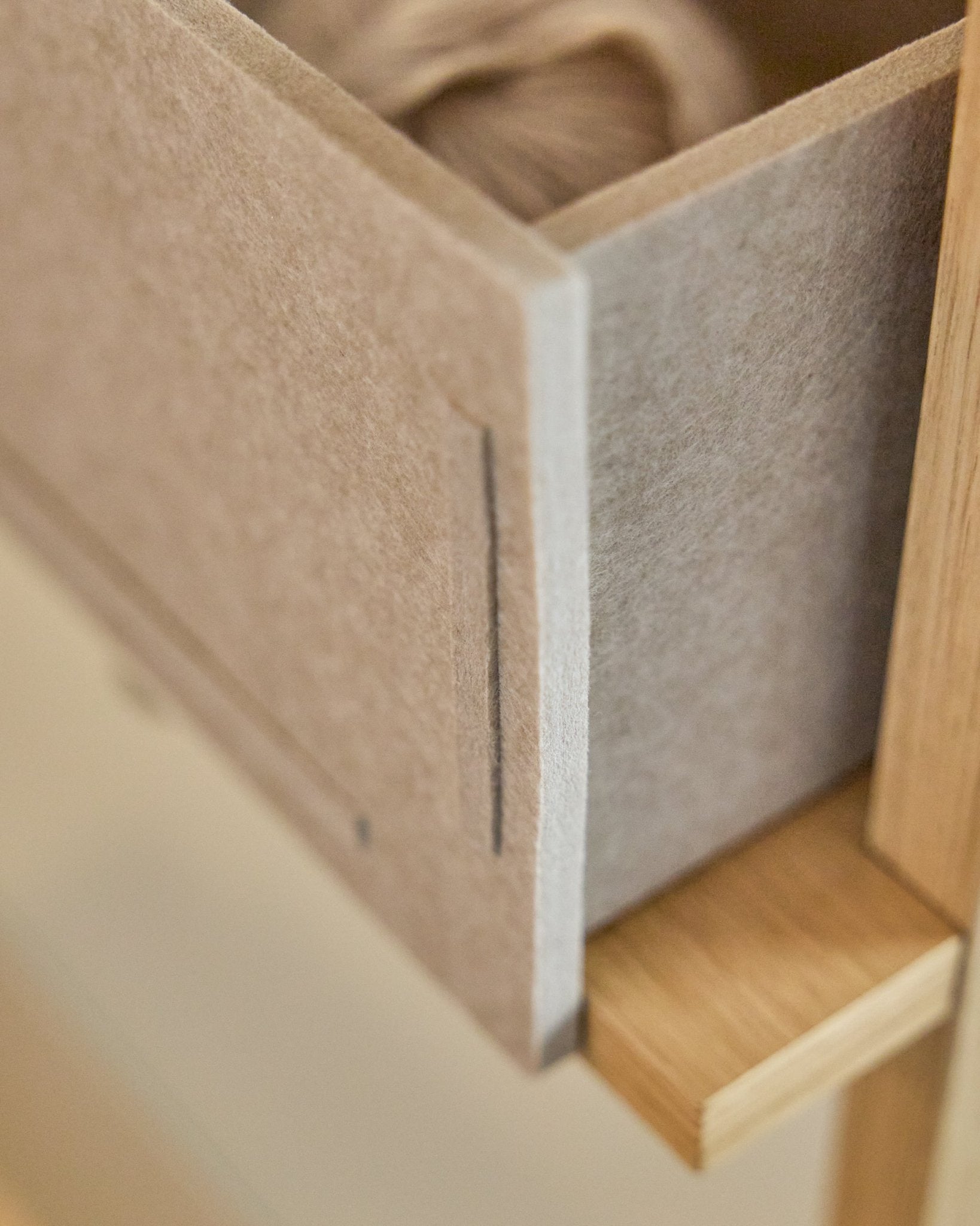 Vigg Felt Box / BM2 i Beige fra WoodUpp, en PET-filt skuff med treramme, laget for oppbevaring i nøytrale toner og kompatibel med Akupanel-systemer.
