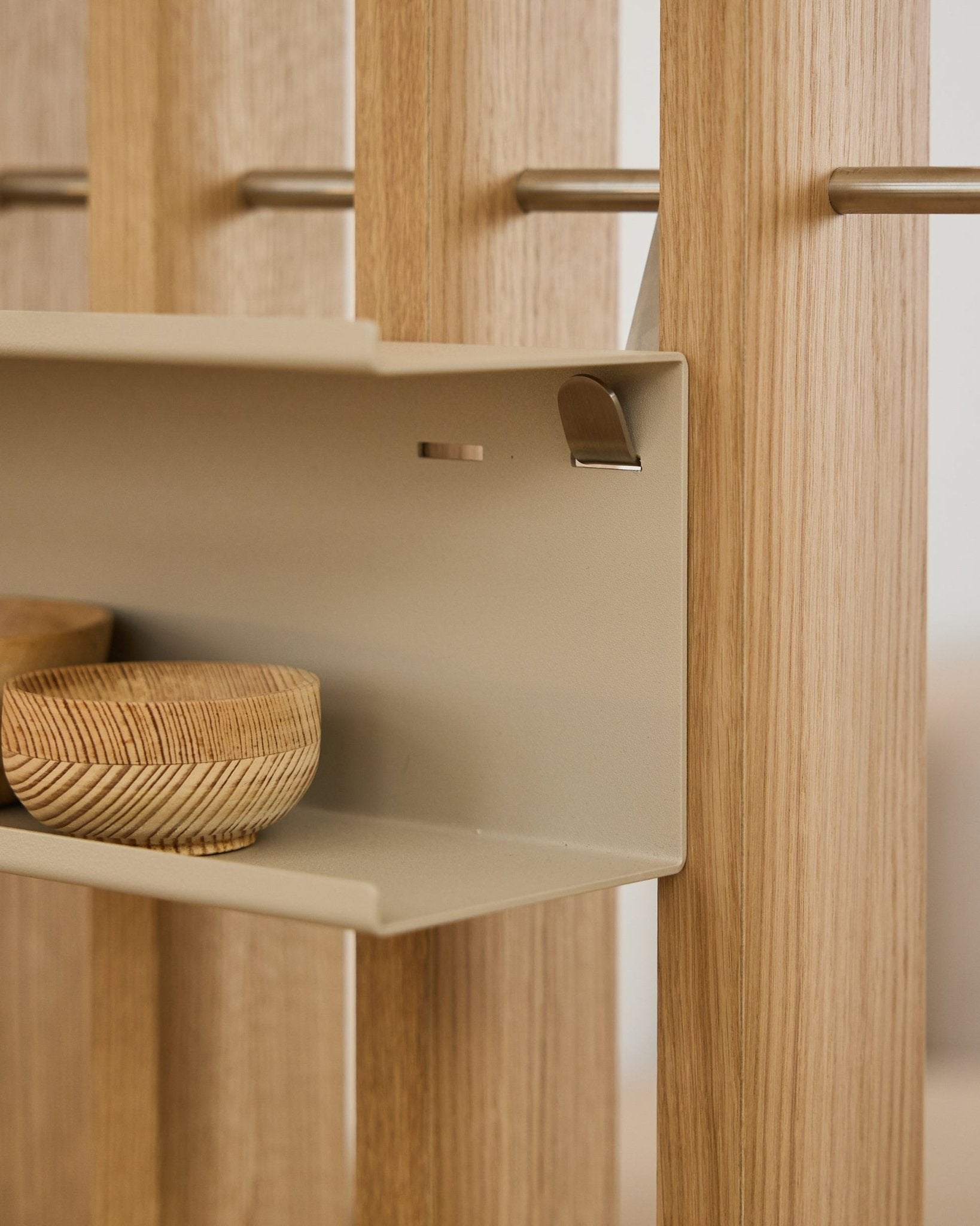 Nærbilde av WoodUpp Nell Double Metal Shelf / BM1 i beige, 63,5 cm, med flettede skåler og vertical nordiske akustiske trespiler montert på steelstenger.